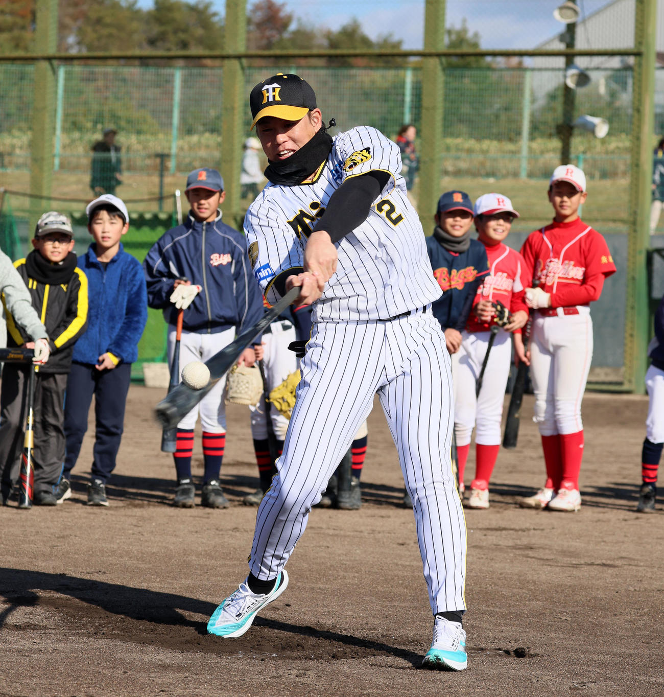 野球教室に参加し子供たちの前で打撃のお手本を見せる梅野（撮影・加藤哉）