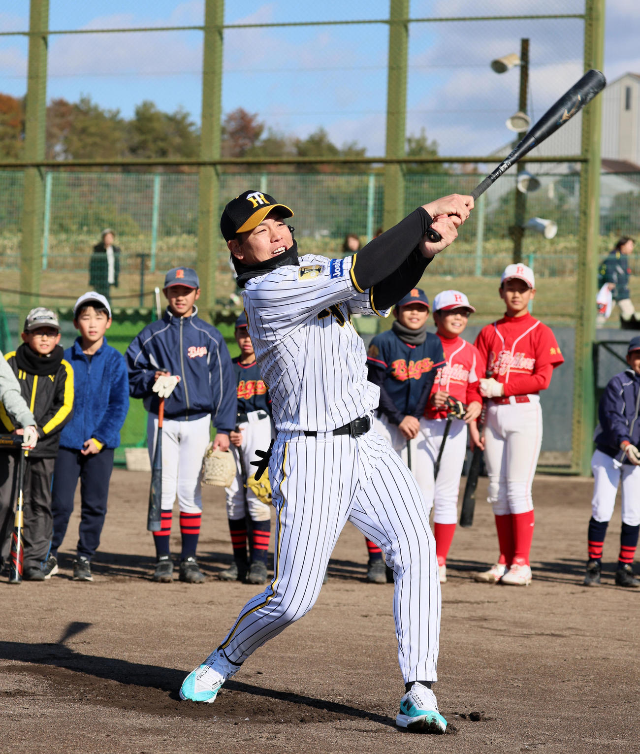 野球教室に参加し子供たちの前で打撃のお手本を見せる梅野（撮影・加藤哉）