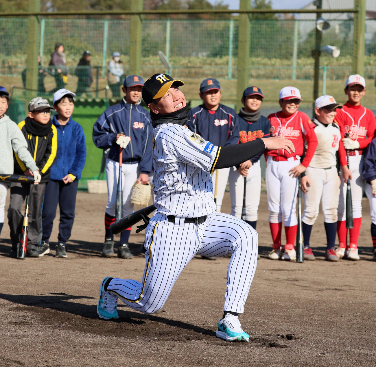 野球教室に参加し子供たちの前で打撃のお手本を見せる梅野（撮影・加藤哉）