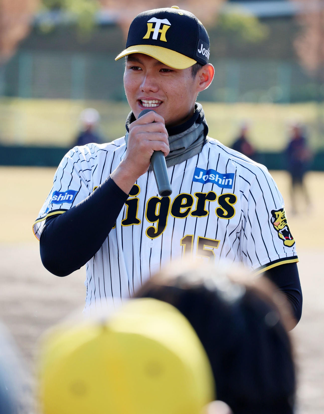 野球教室に参加し子供たちに打ち方を説明する西純（撮影・加藤哉）