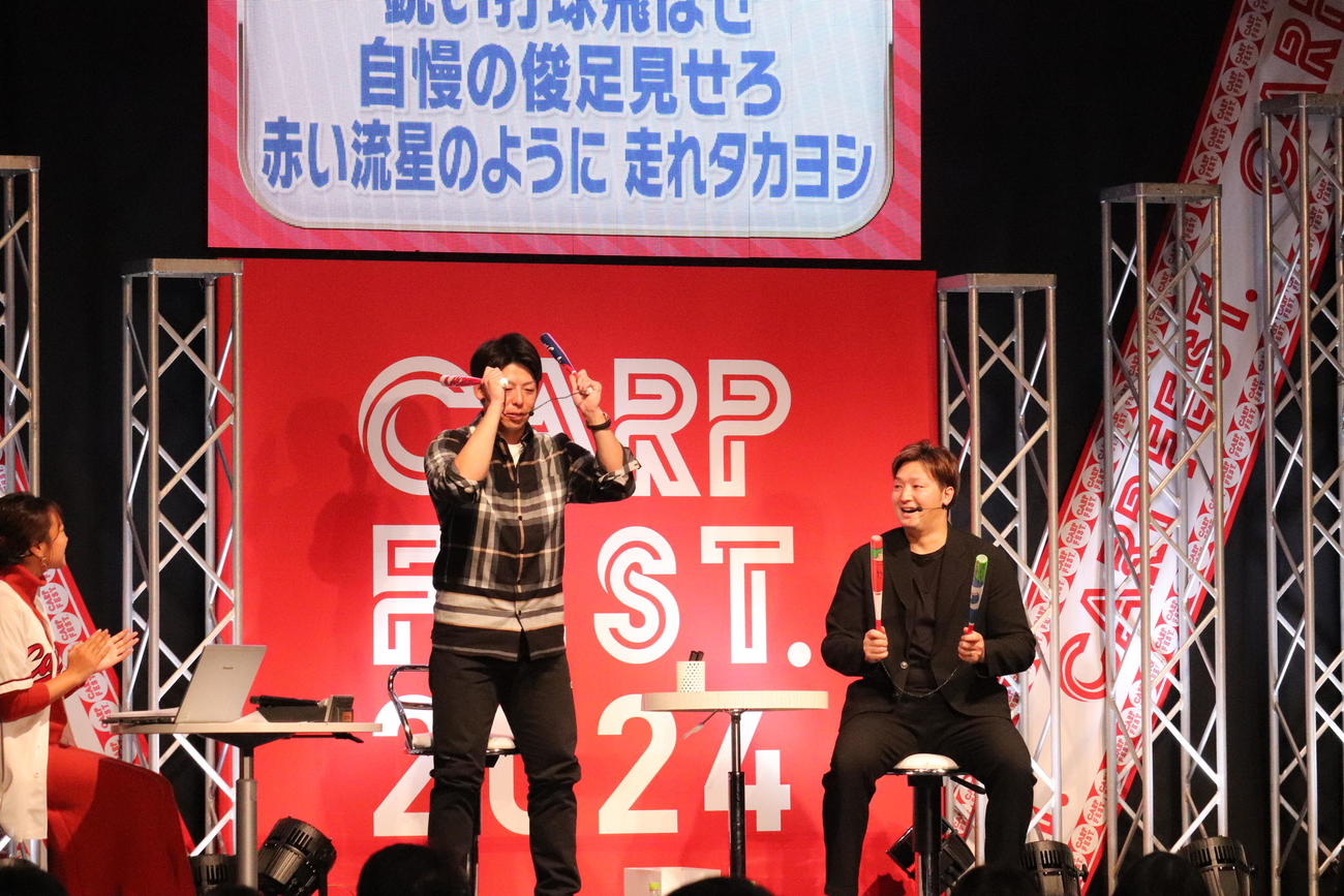 「カープフェス2024」のトークショーでスクワット応援を披露する広島野間峻祥外野手（左）と床田寛樹投手（撮影・前原淳）2024年12月15日、広島市内