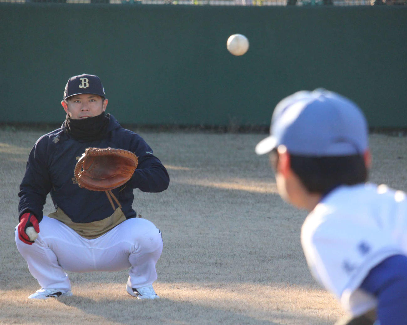 加須きずな野球教室で子どもたちの球を受けるオリックス若月（撮影・金子真仁）