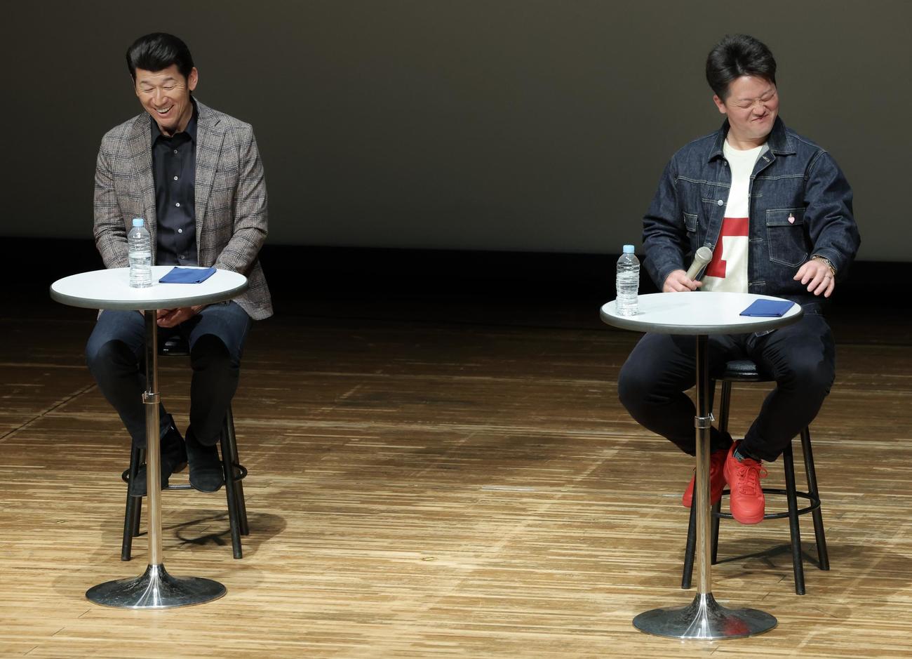 クリスマストークショーで盛り上がるDeNA三浦監督（左）と牧（撮影・河田真司）