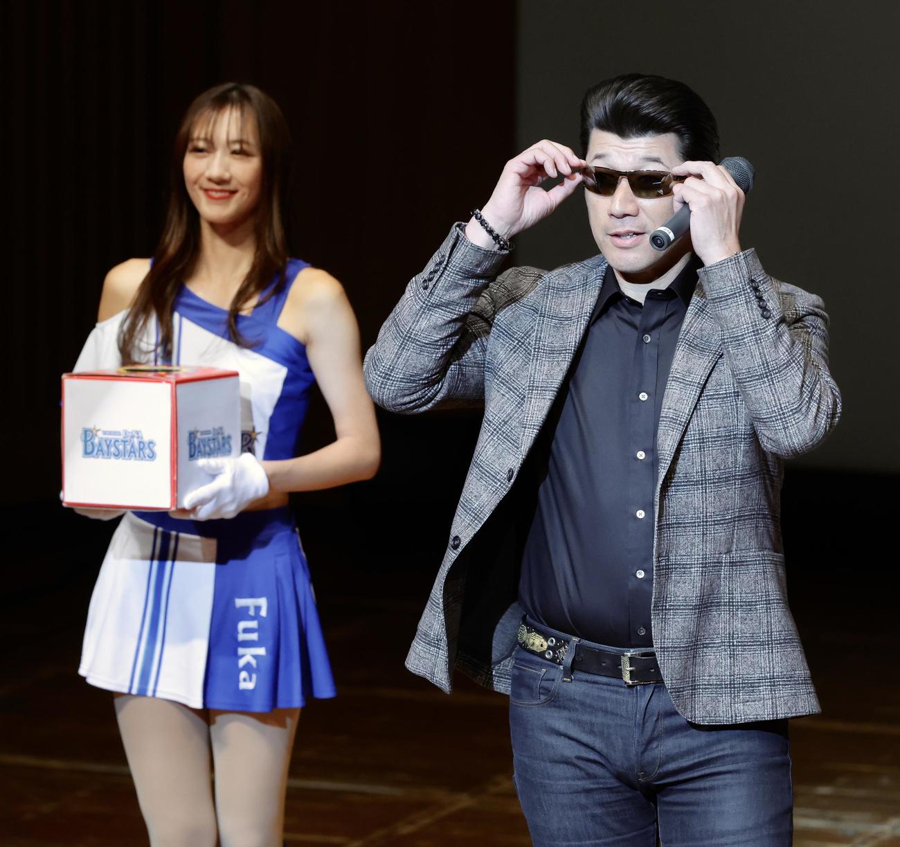クリスマストークショーの抽選会でサングラスをかけるDeNA三浦監督（撮影・河田真司）