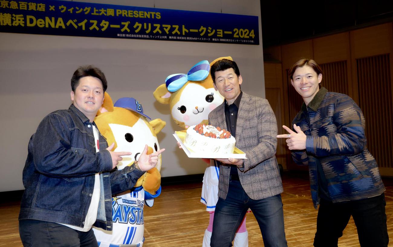 クリスマストークショー後、誕生日ケーキを手に牧（左）中川（右）と写真に納まるDeNA三浦監督（撮影・河田真司）