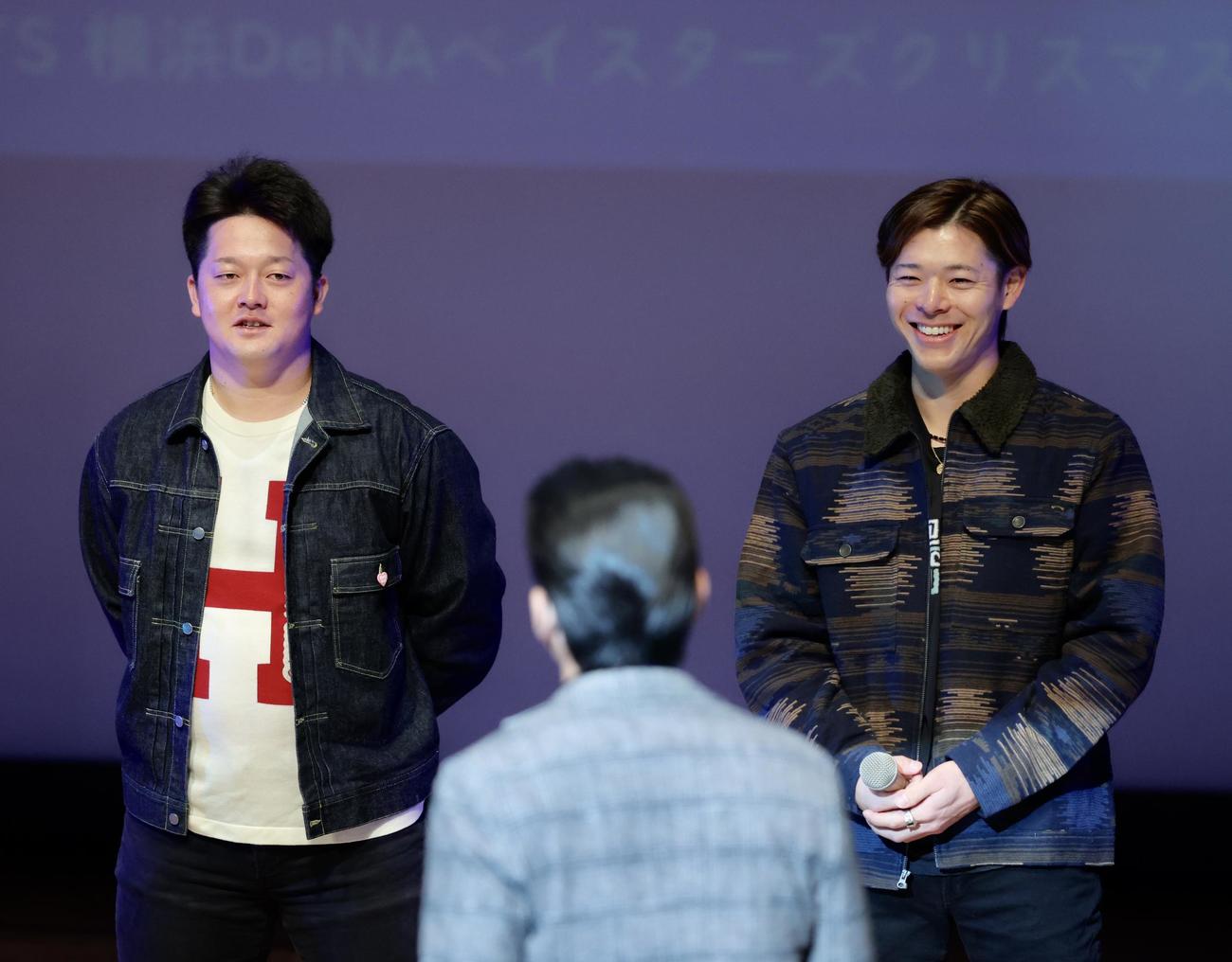 入場するDeNA三浦監督（手前）を迎える牧（左）と中川（撮影・河田真司）
