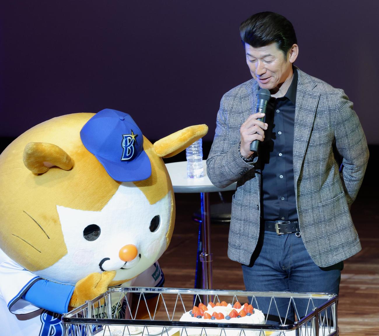 クリスマストークショーで、サプライズの誕生日ケーキを笑顔で見つめるDeNA三浦監督（撮影・河田真司）
