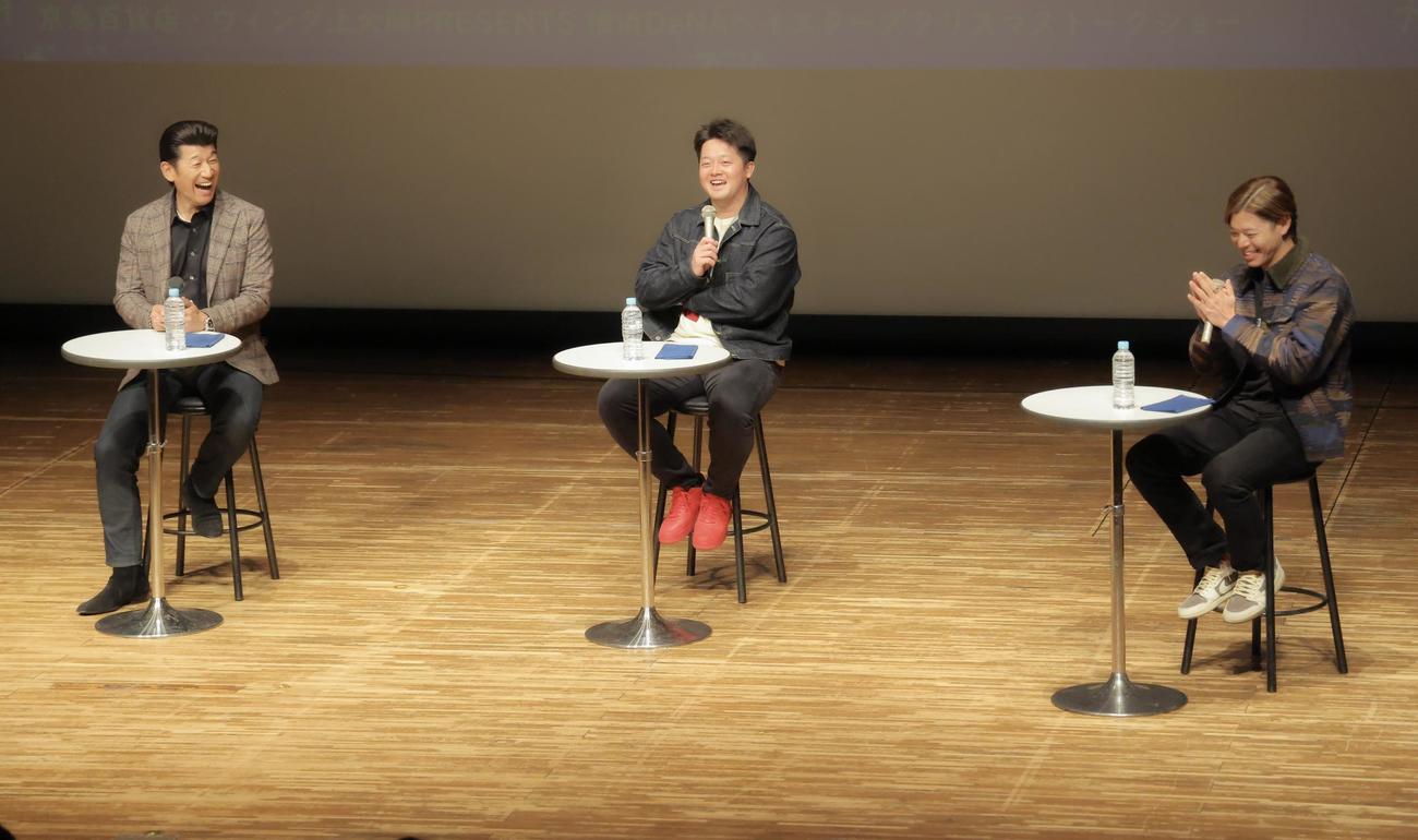 クリスマストークショーで笑顔を見せるDeNAの、左から三浦監督、牧、中川（撮影・河田真司）