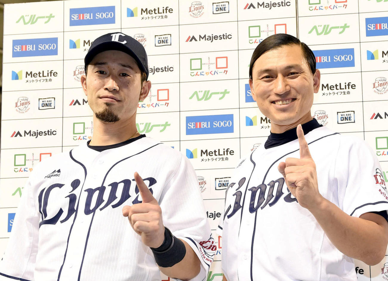 オードリー春日（右）と「トゥース」を披露する外崎修汰（2019年撮影）