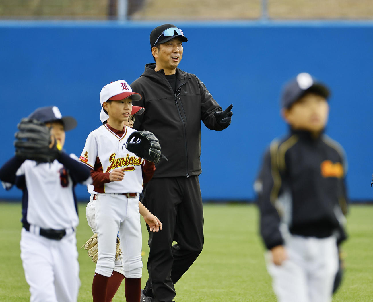 野球教室で子どもたちに指導する阪神藤川監督（撮影・藤尾明華）