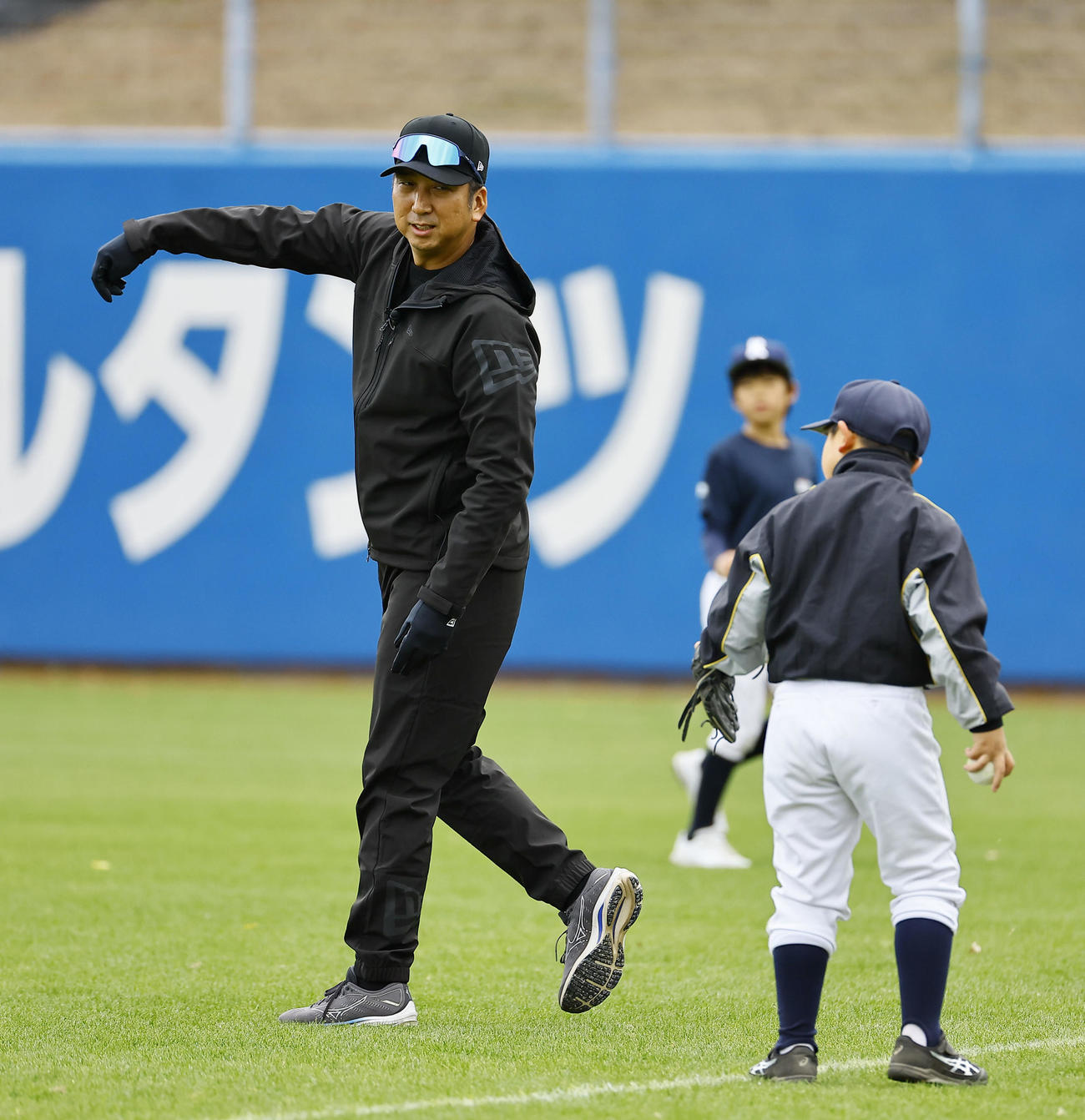 野球教室で子どもたちに指導する阪神藤川監督（撮影・藤尾明華）
