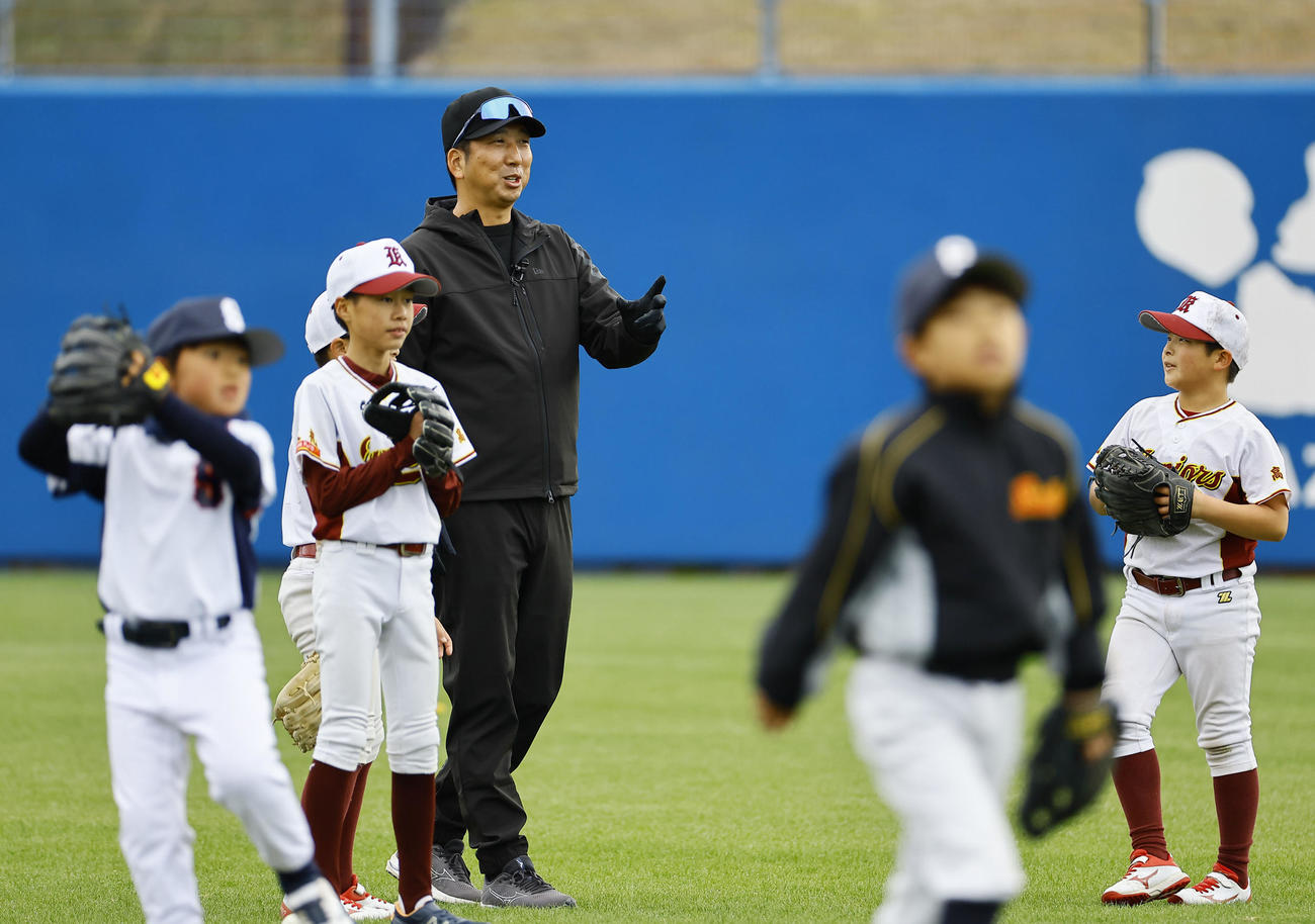 野球教室で子どもたちに指導する阪神藤川監督（撮影・藤尾明華）