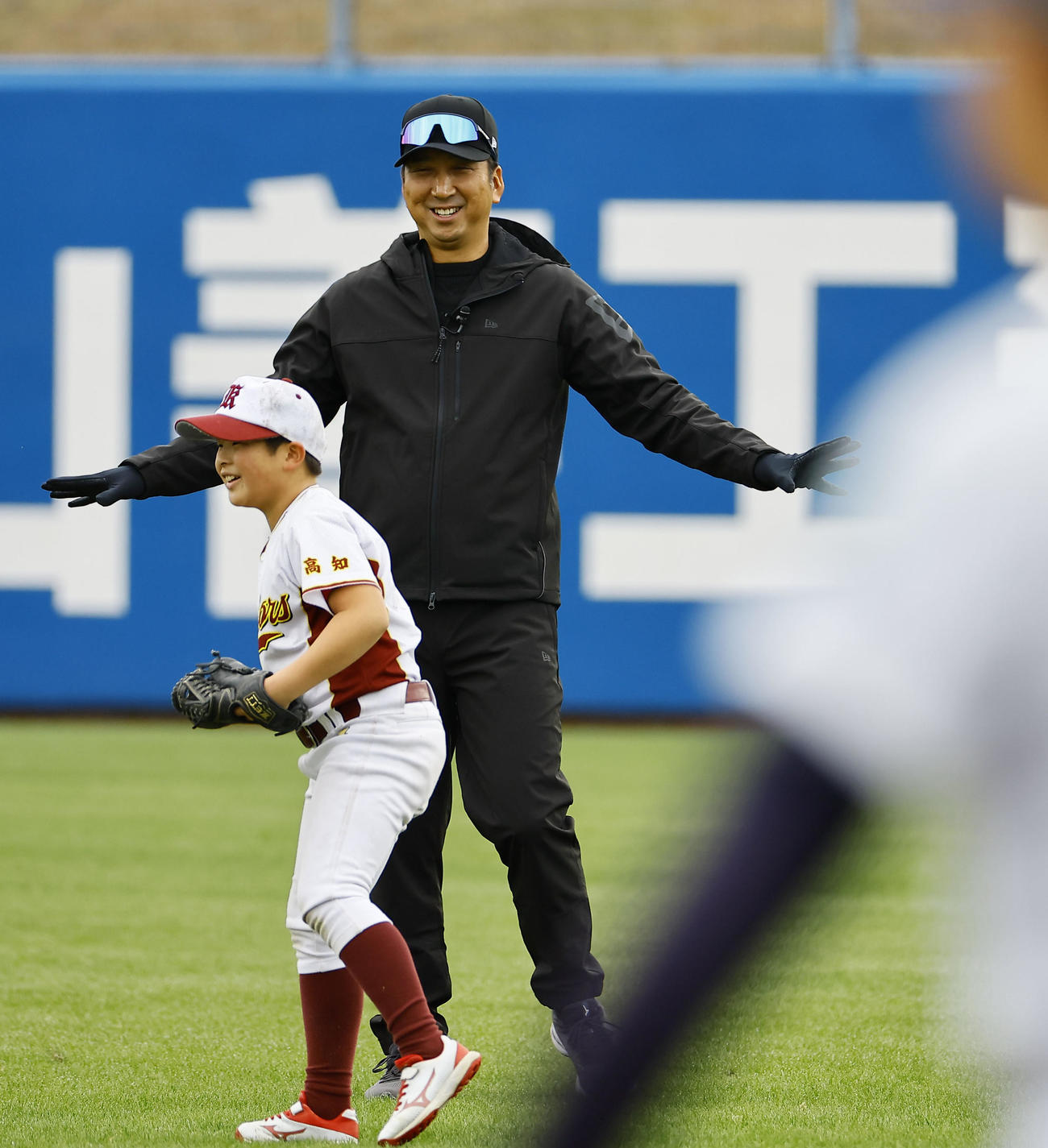 野球教室で子どもたちと笑顔で言葉を交わす阪神藤川監督（撮影・藤尾明華）