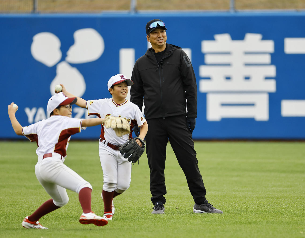 野球教室で子どもたちと笑顔で言葉を交わす阪神藤川監督（撮影・藤尾明華）
