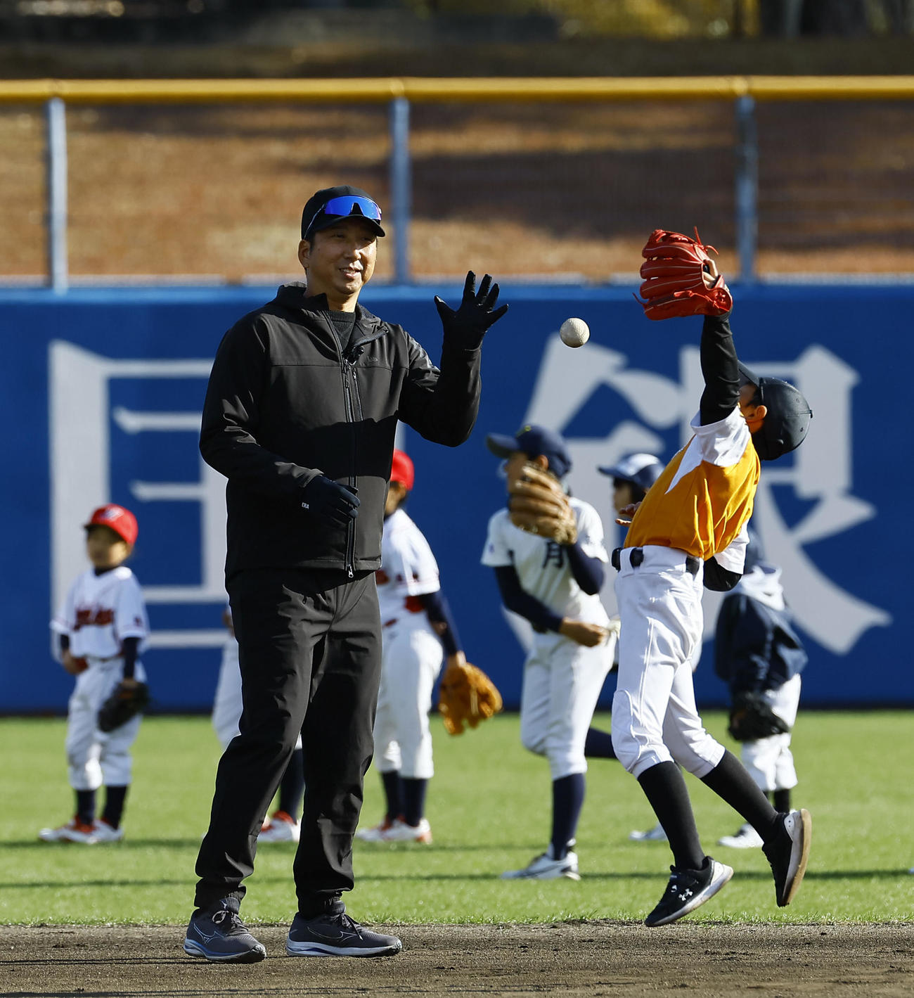 野球教室で子どもたちを指導する阪神藤川監督（撮影・藤尾明華）