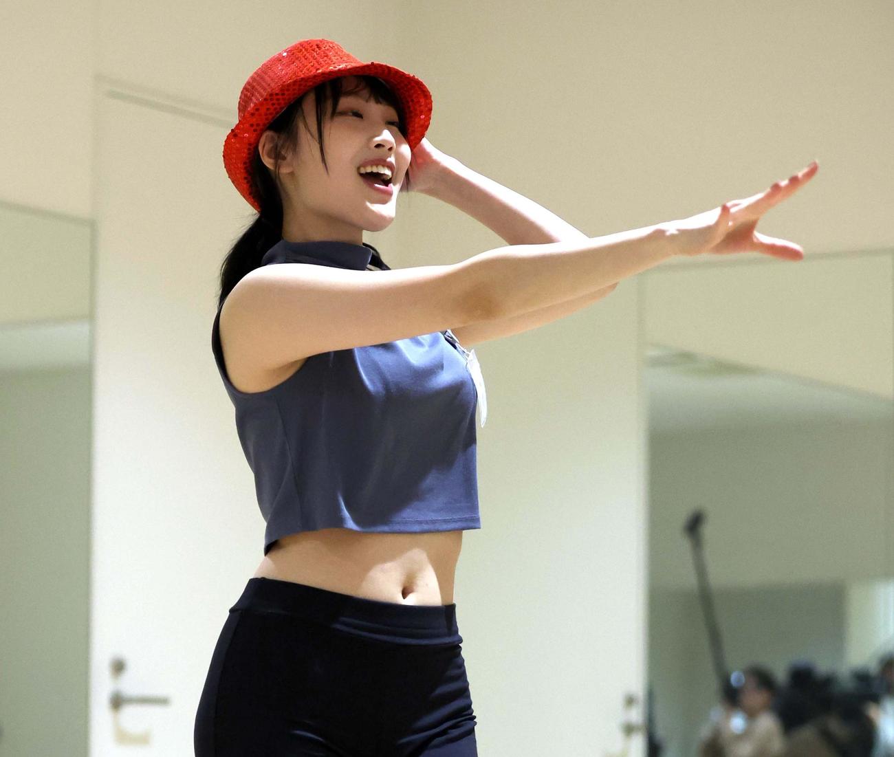 ファイターズガール2025年新メンバーオーディション　最終審査の自由演技でアピールする参加者（撮影・黒川智章）
