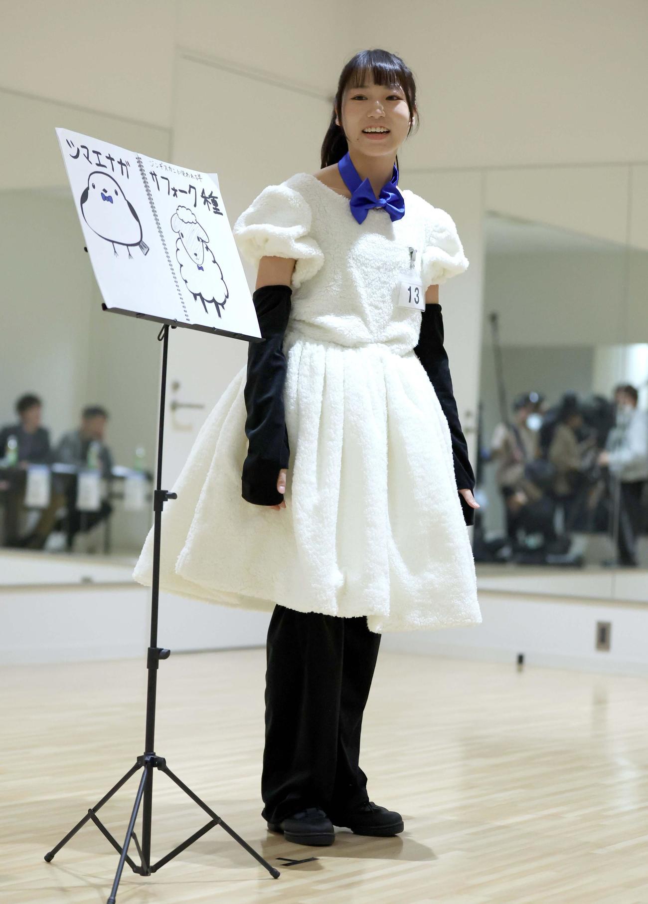 ファイターズガール2025年新メンバーオーディション　最終審査で自作したファイターズガールの衣装を披露する参加者（撮影・黒川智章）
