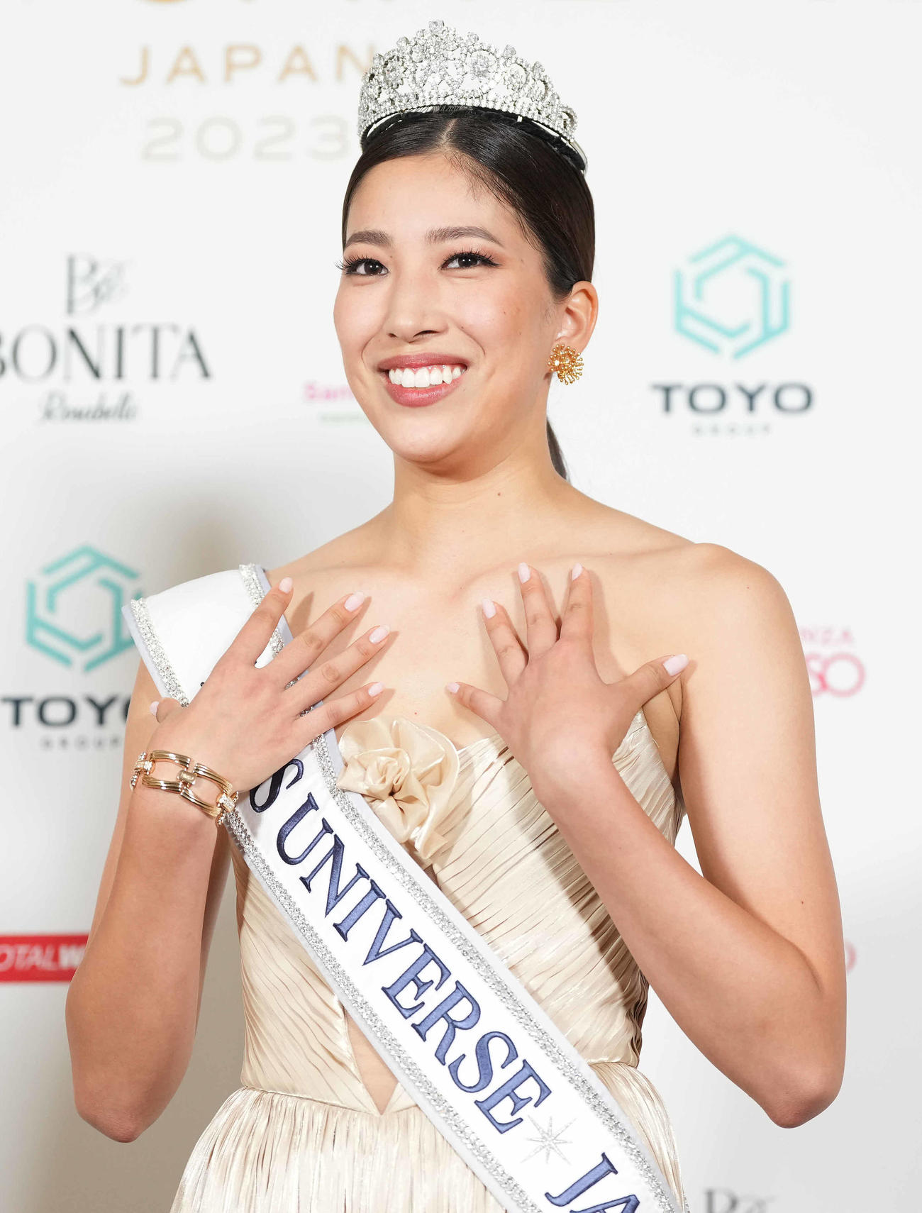 23年ミス・ユニバース日本代表に選ばれ、囲み取材で笑顔の宮崎莉緒さん（2023年8月30日撮影）