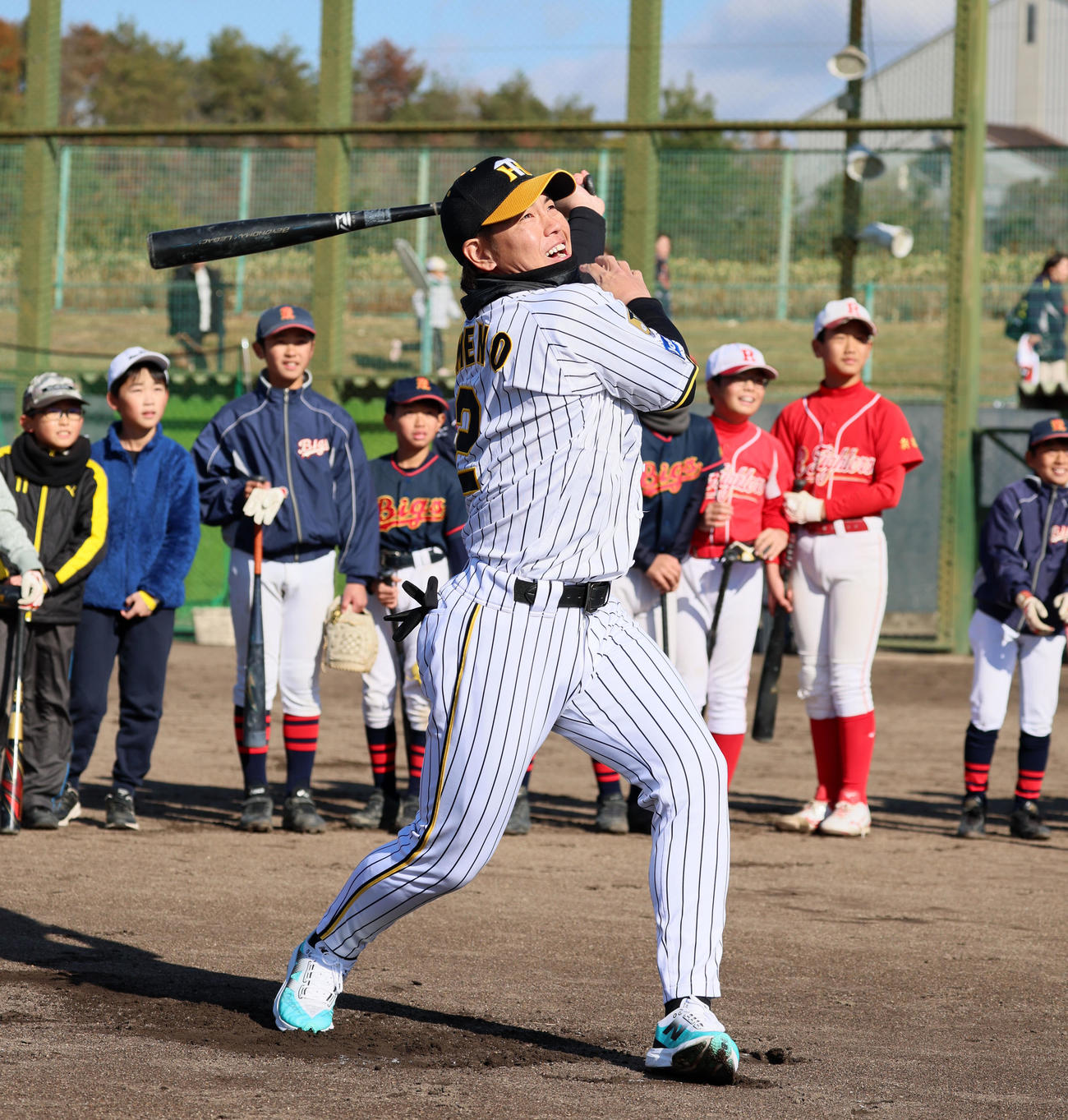 野球教室に参加し子供たちの前で打撃のお手本を見せる梅野（撮影・加藤哉）