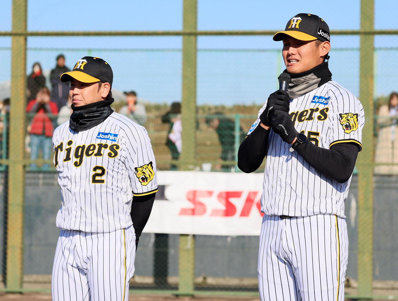 野球教室に参加しあいさつする西純矢（右）と梅野（撮影・加藤哉）