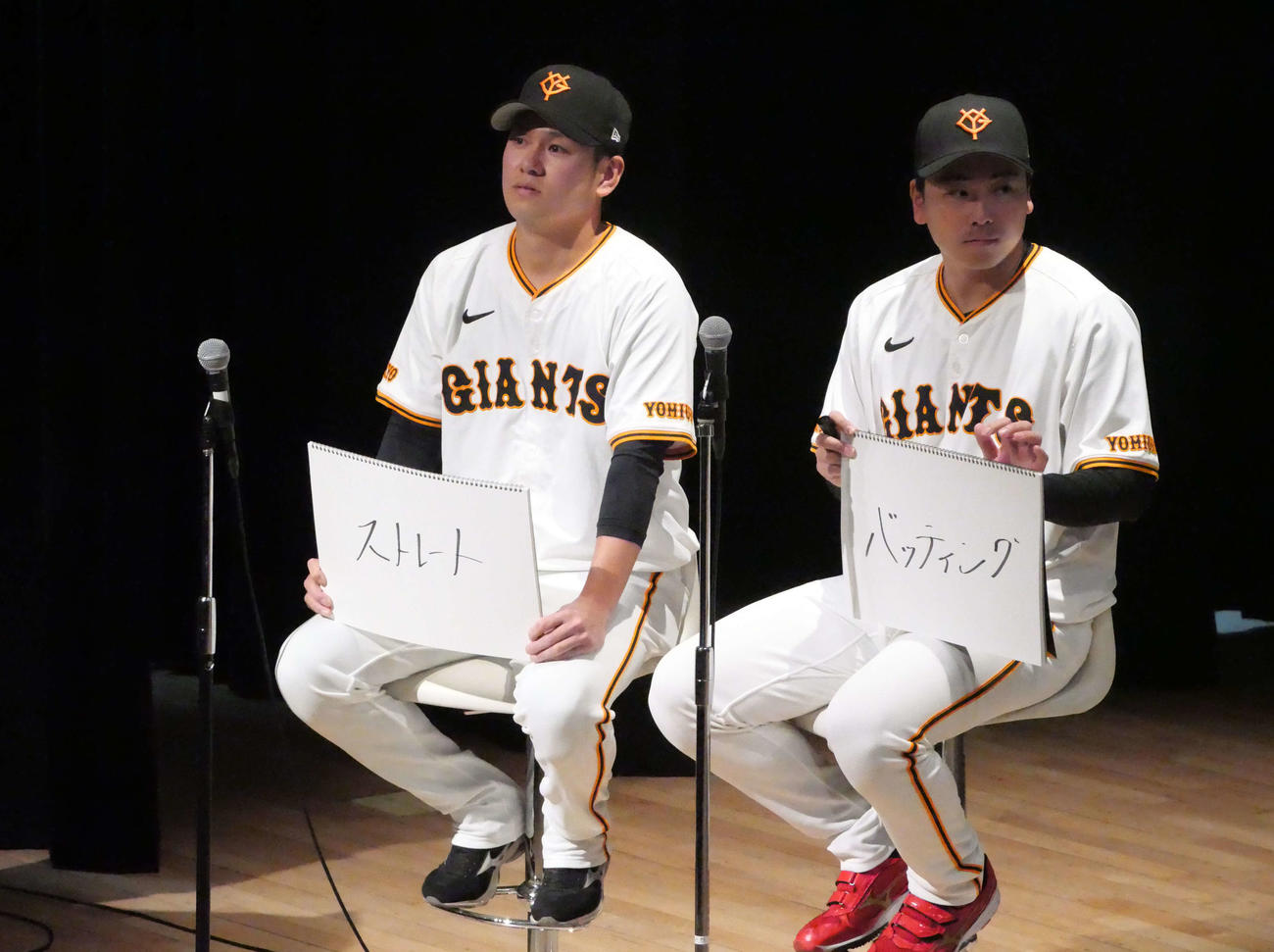 シンポジウムに登壇した左から巨人伊藤と喜多（撮影・上田悠太）
