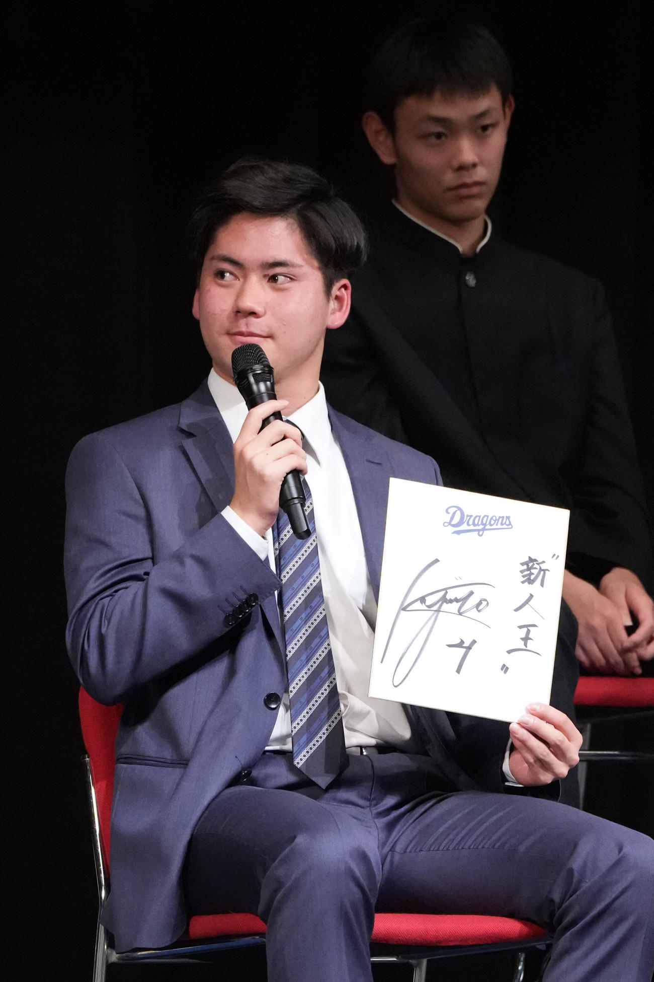 新入団選手歓迎会で新人王と色紙に記した中日金丸（撮影・森本幸一）