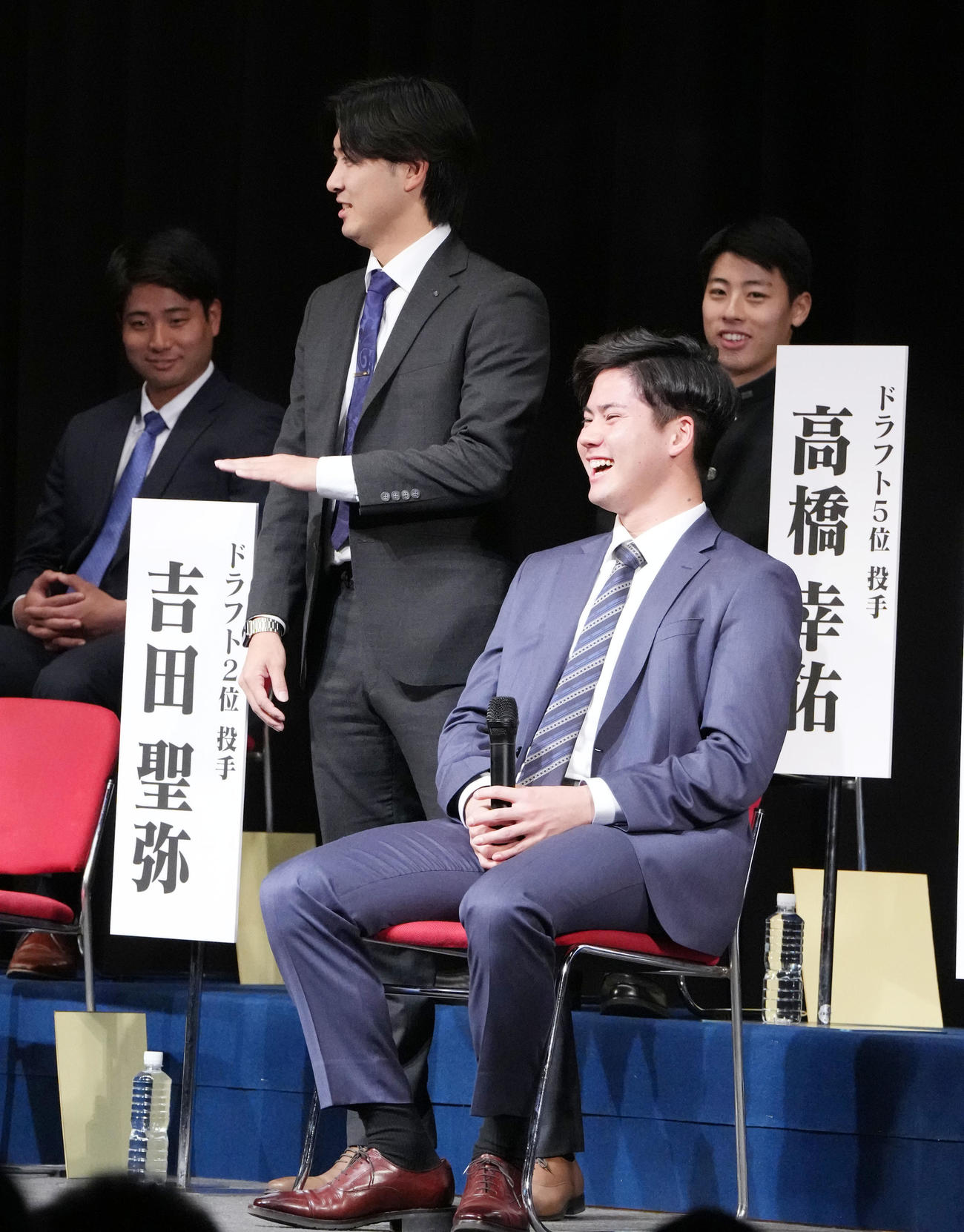 吉田の発言に笑顔を見せる金丸（左から3人目）（撮影・森本幸一）