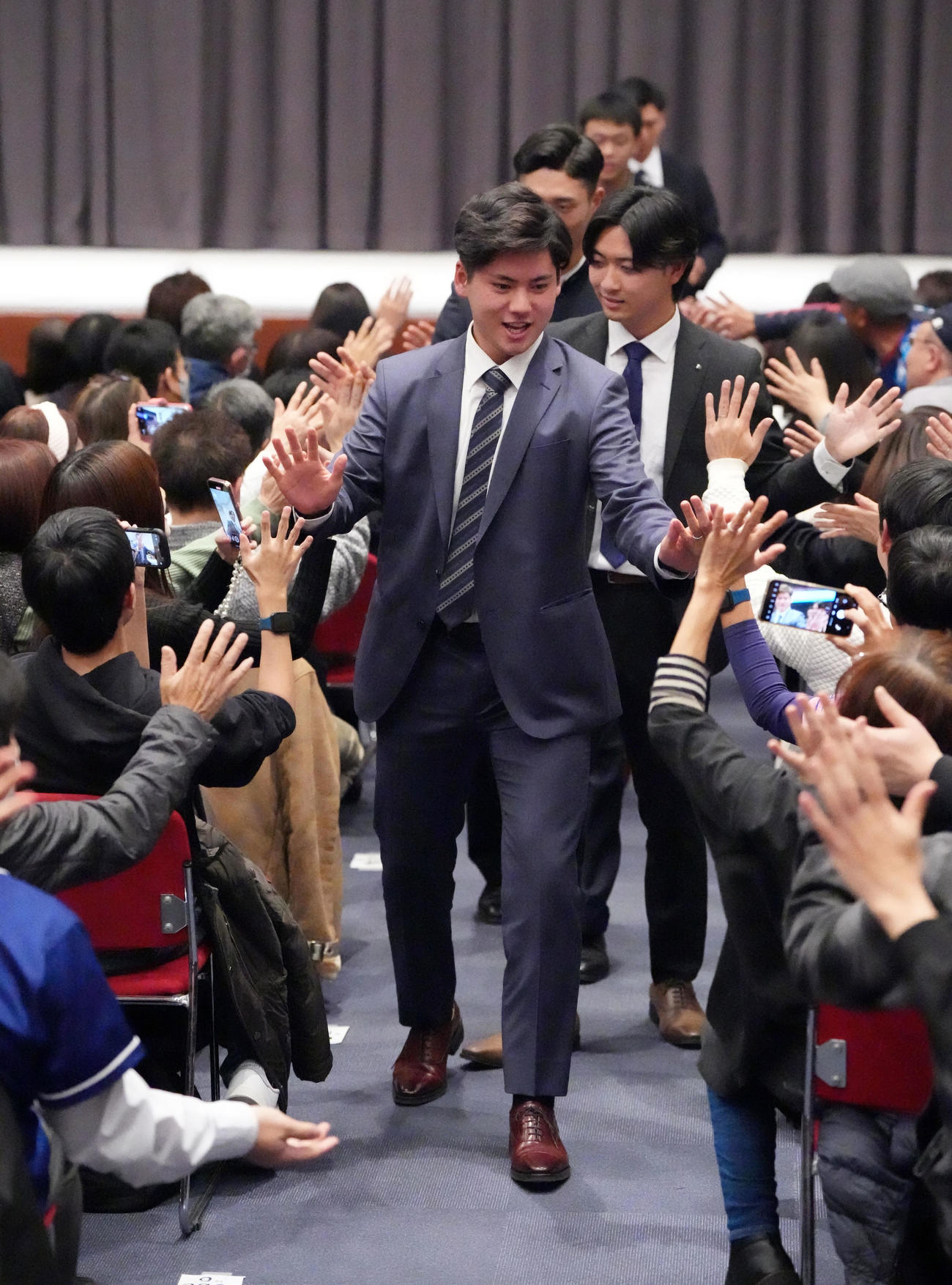 ファンとタッチを交わす中日金丸（撮影・森本幸一）
