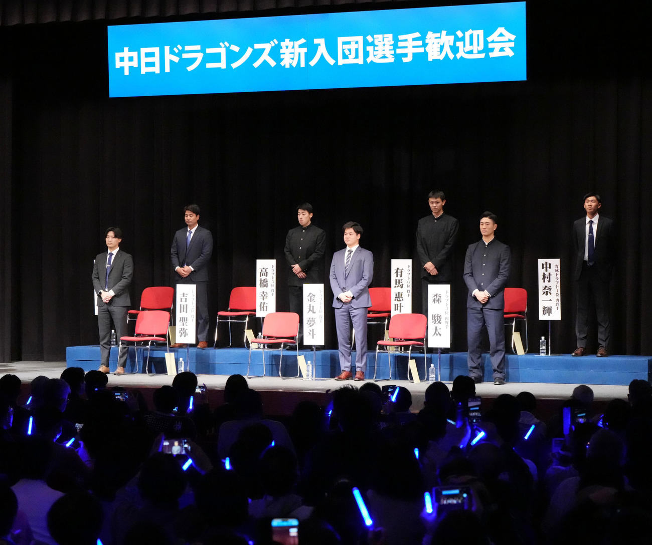 中日ドラゴンズ新入団選手歓迎会に登壇する（左から）吉田、石伊、高橋幸、金丸、有馬、森駿、中村（撮影・森本幸一）