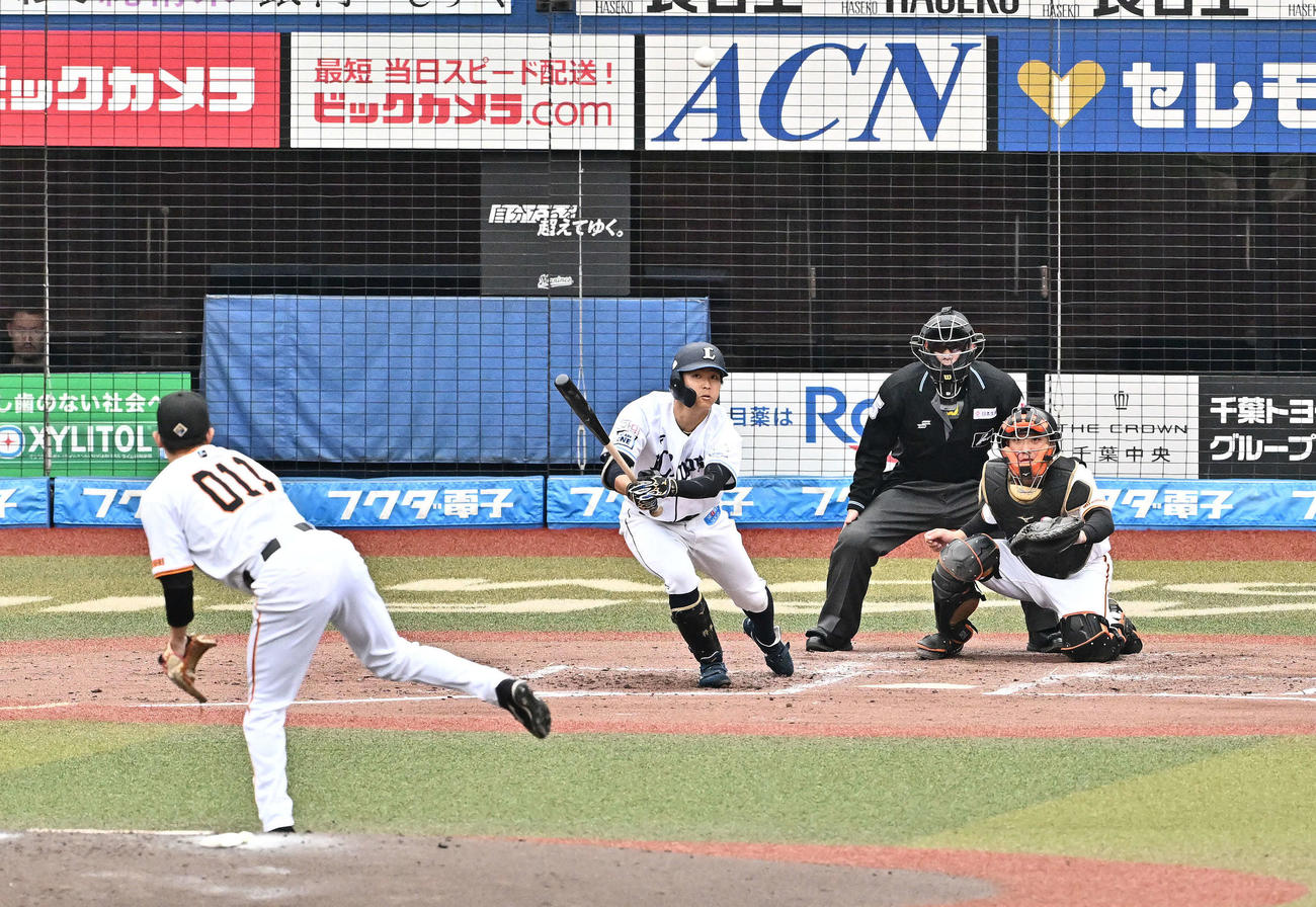 11月、合同トライアウトで中前打を放つ西武鈴木将平