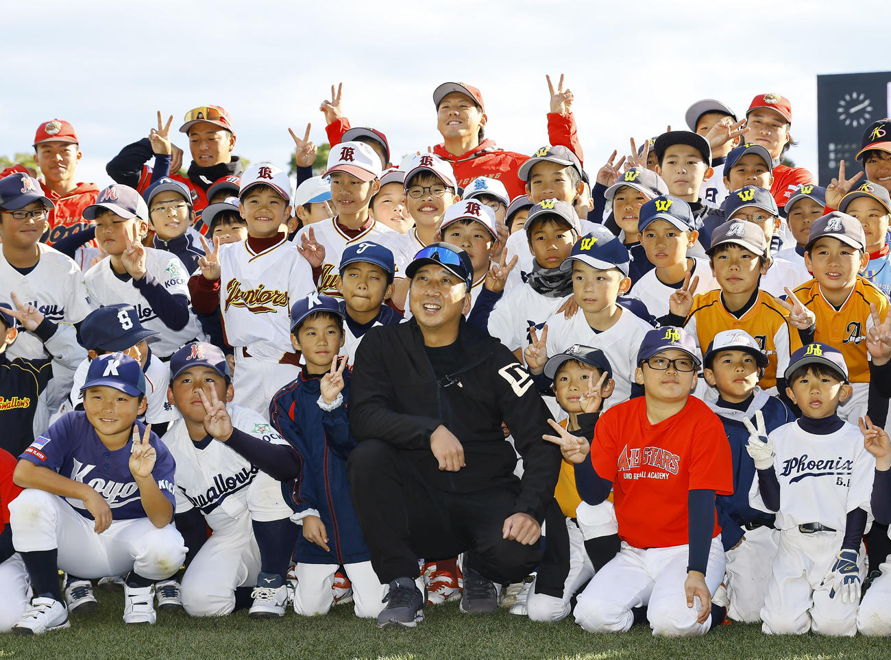 子どもたちに囲まれ記念撮影する阪神藤川監督（中央）（撮影・藤尾明華）