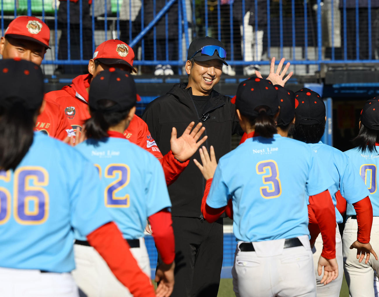 野球教室を終え、子どもたちとタッチを交わす阪神藤川監督（撮影・藤尾明華）