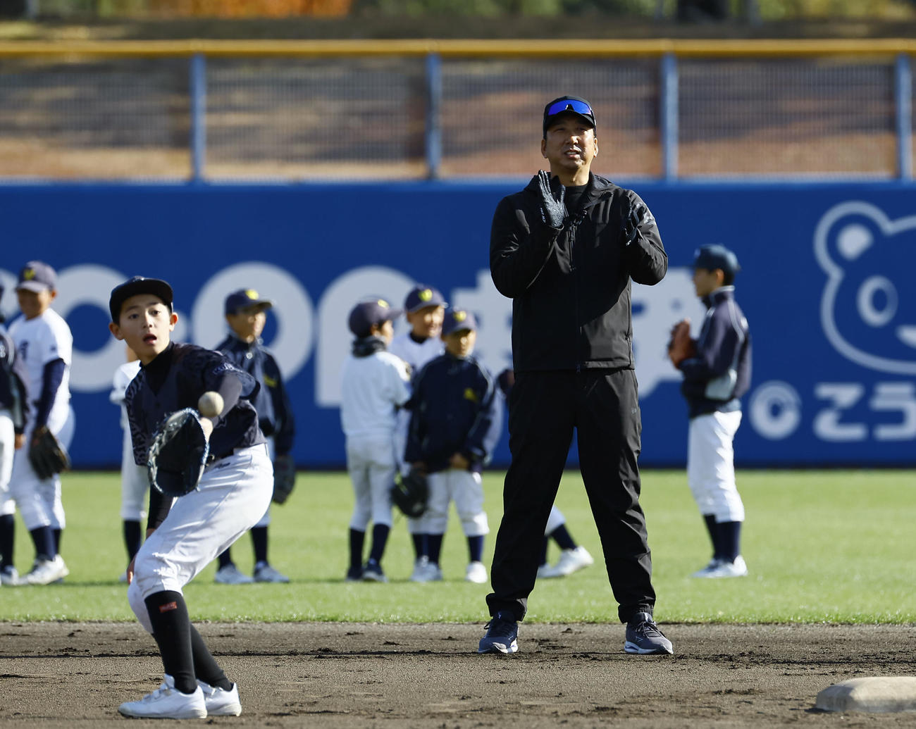野球教室で子どもたちに声をかける阪神藤川監督（撮影・藤尾明華）