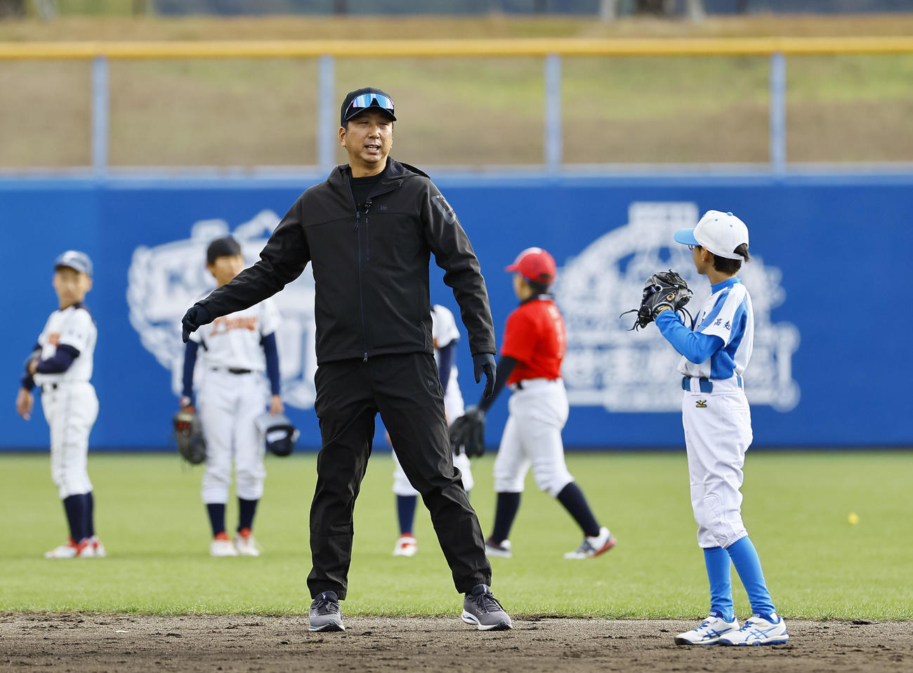 野球教室で子どもたちを指導する阪神藤川監督（撮影・藤尾明華）