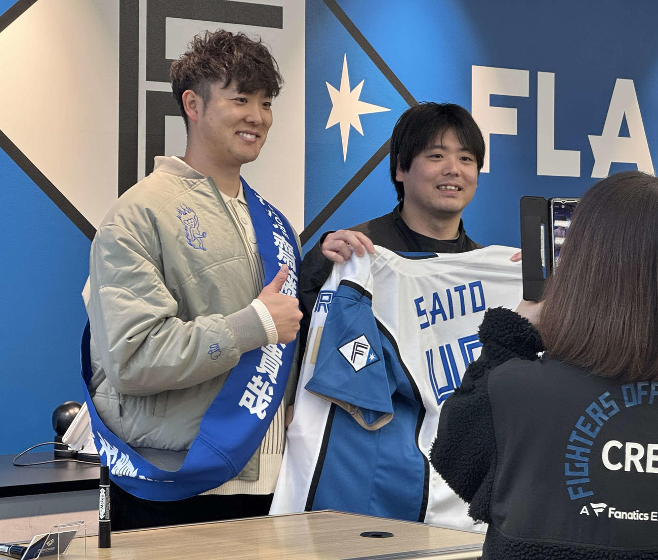 エスコンフィールドにあるグッズショップで1日スタッフ体験を行った日本ハム斎藤（撮影・木下大輔）