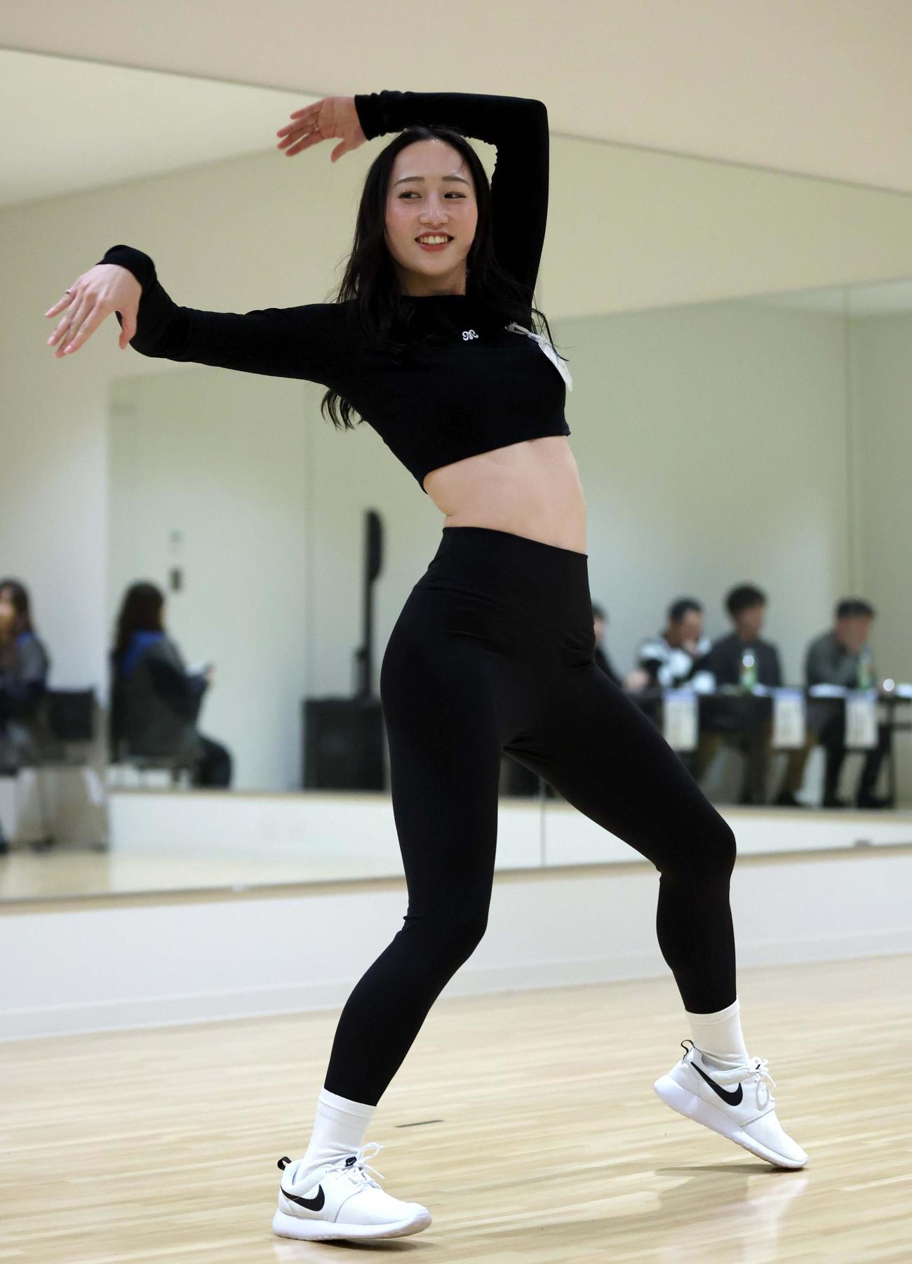 ファイターズガール2025年新メンバーオーディション　最終審査の自由演技でアピールする参加者（撮影・黒川智章）