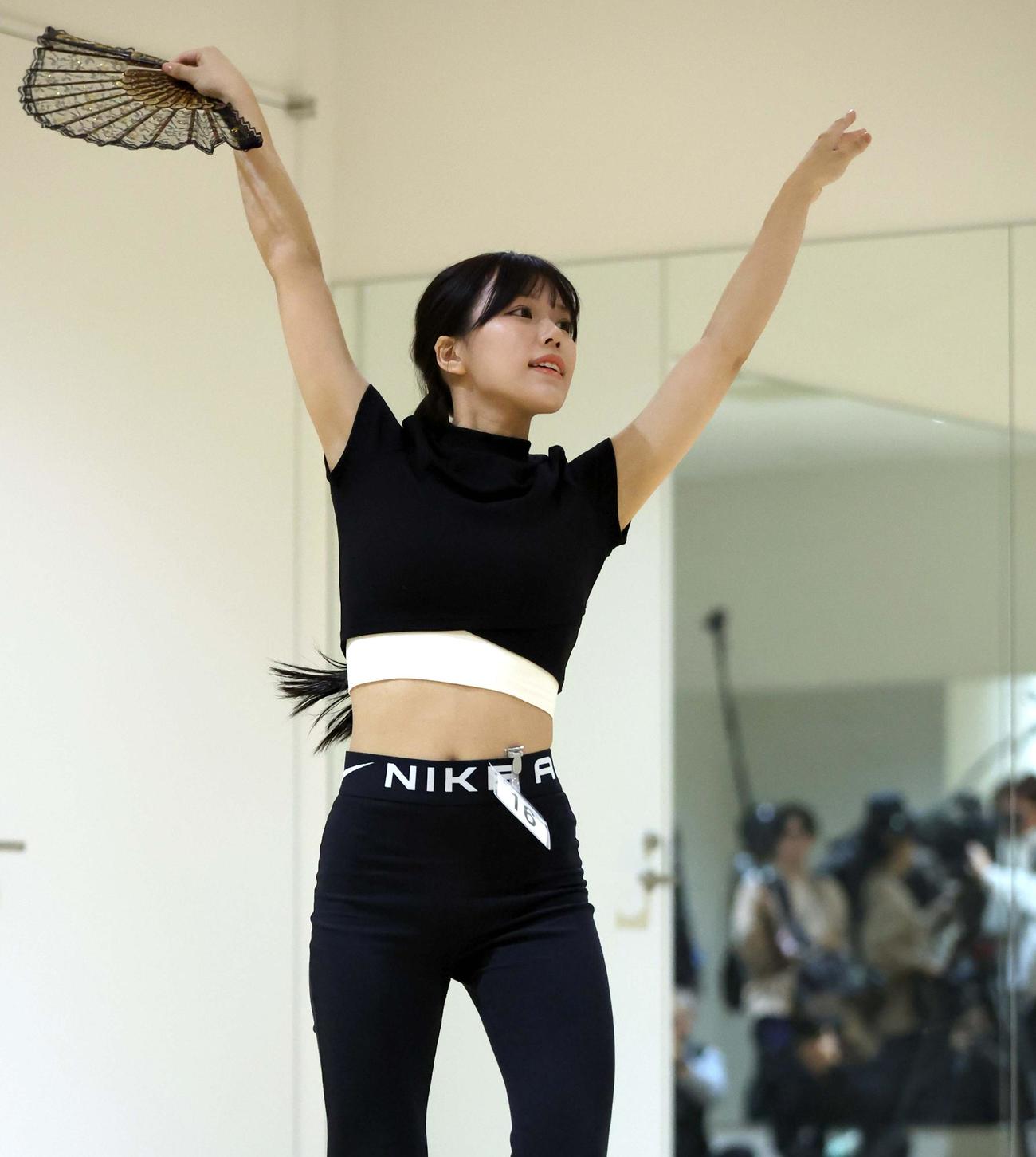 ファイターズガール2025年新メンバーオーディション　最終審査の自由演技でアピールする参加者（撮影・黒川智章）