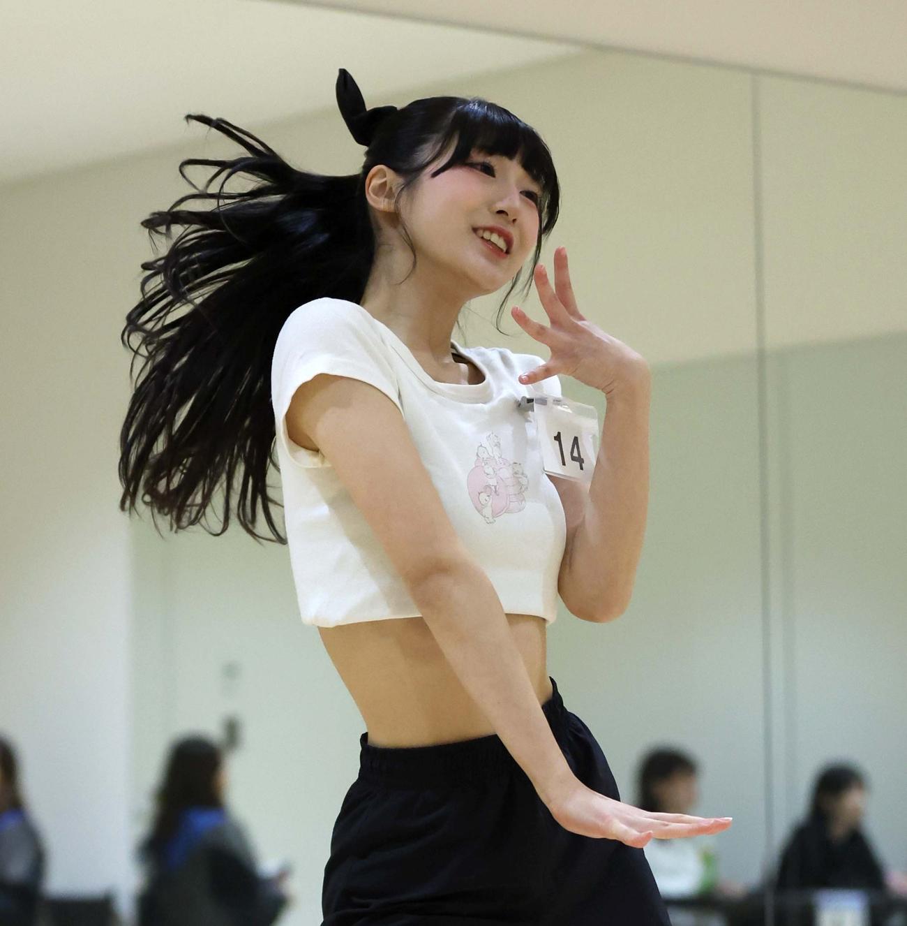 ファイターズガール2025年新メンバーオーディション　最終審査の自由演技でアピールする参加者（撮影・黒川智章）