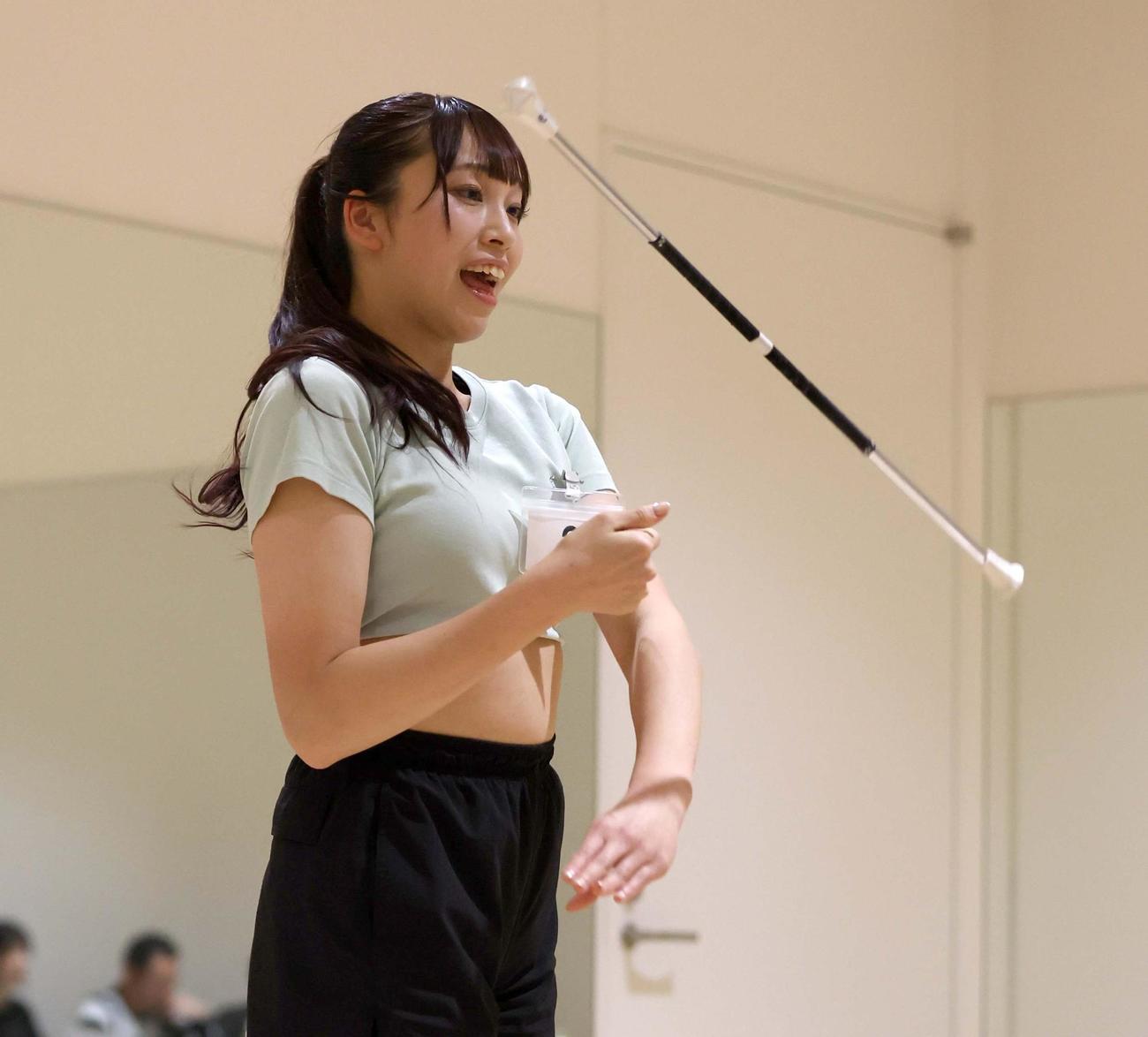 ファイターズガール2025年新メンバーオーディション　最終審査でバトンを使った演技を披露する参加者（撮影・黒川智章）
