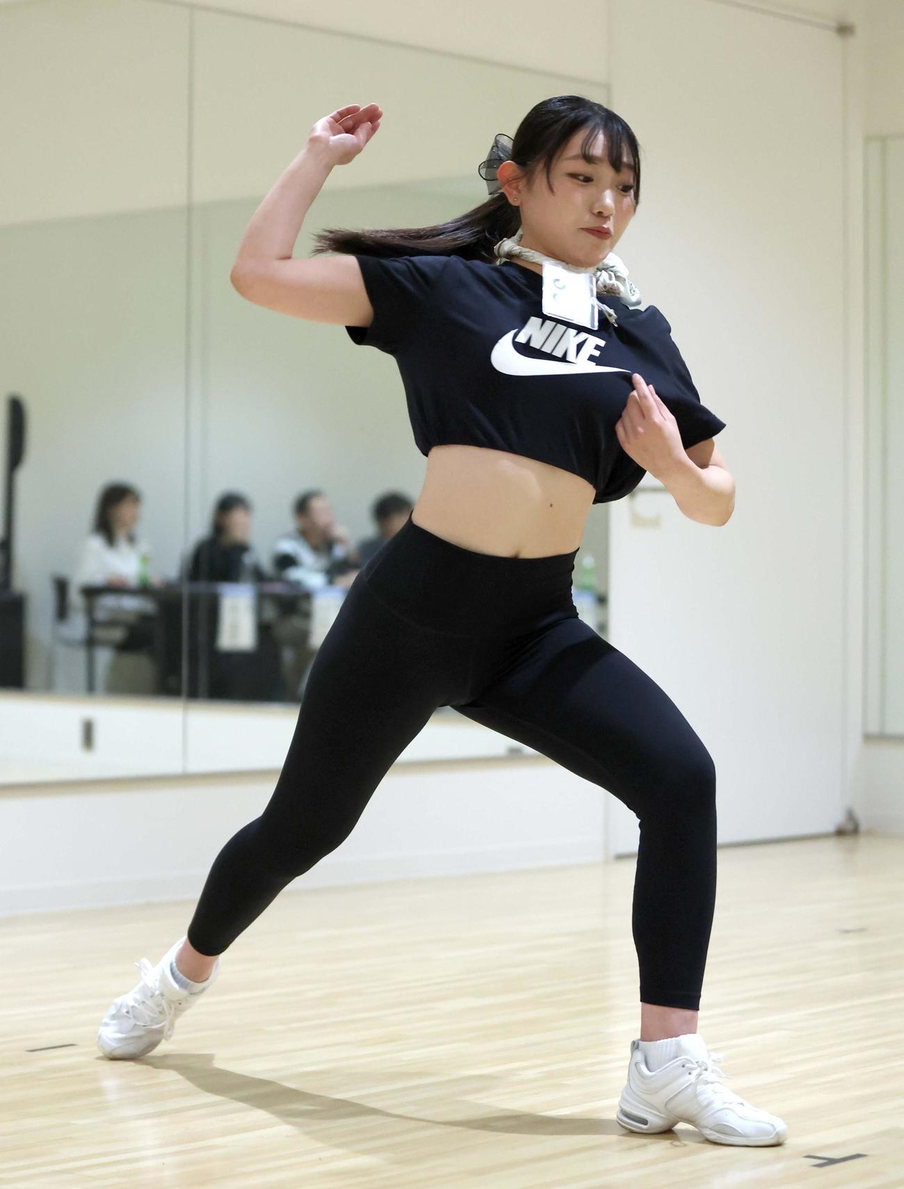 ファイターズガール2025年新メンバーオーディション　最終審査でドジャース大谷の投球フォームのまねをする参加者（撮影・黒川智章）