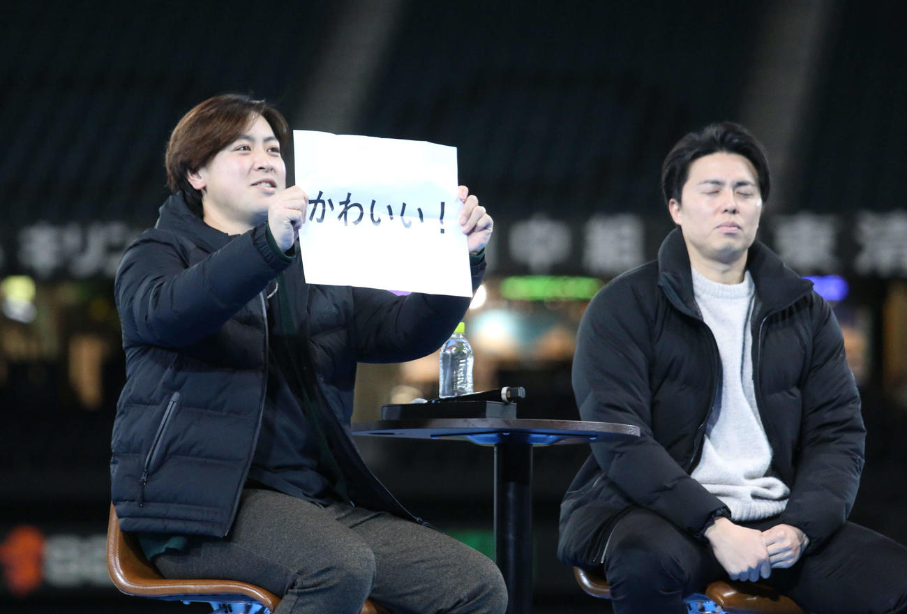 エスコンフィールドでトークショーを行った日本ハム河野（左）と田中正（撮影・木下大輔）
