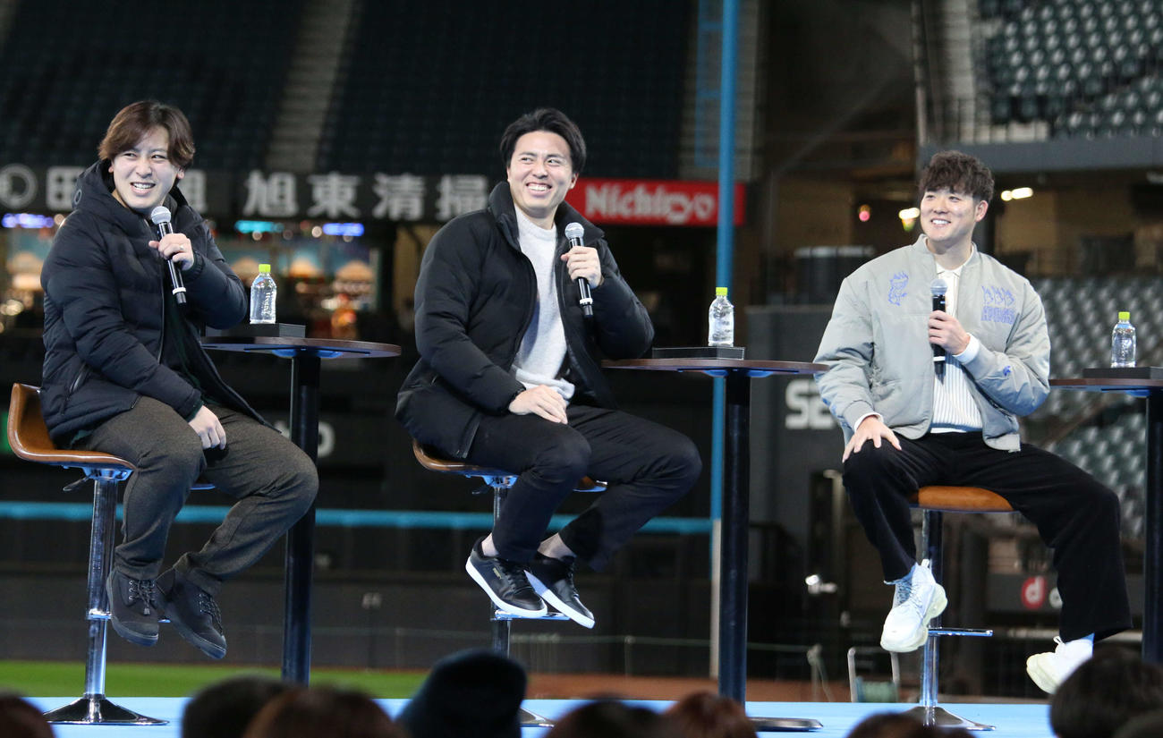 エスコンフィールドでトークショーを行った、左から日本ハム河野、田中正、斎藤（撮影・木下大輔）