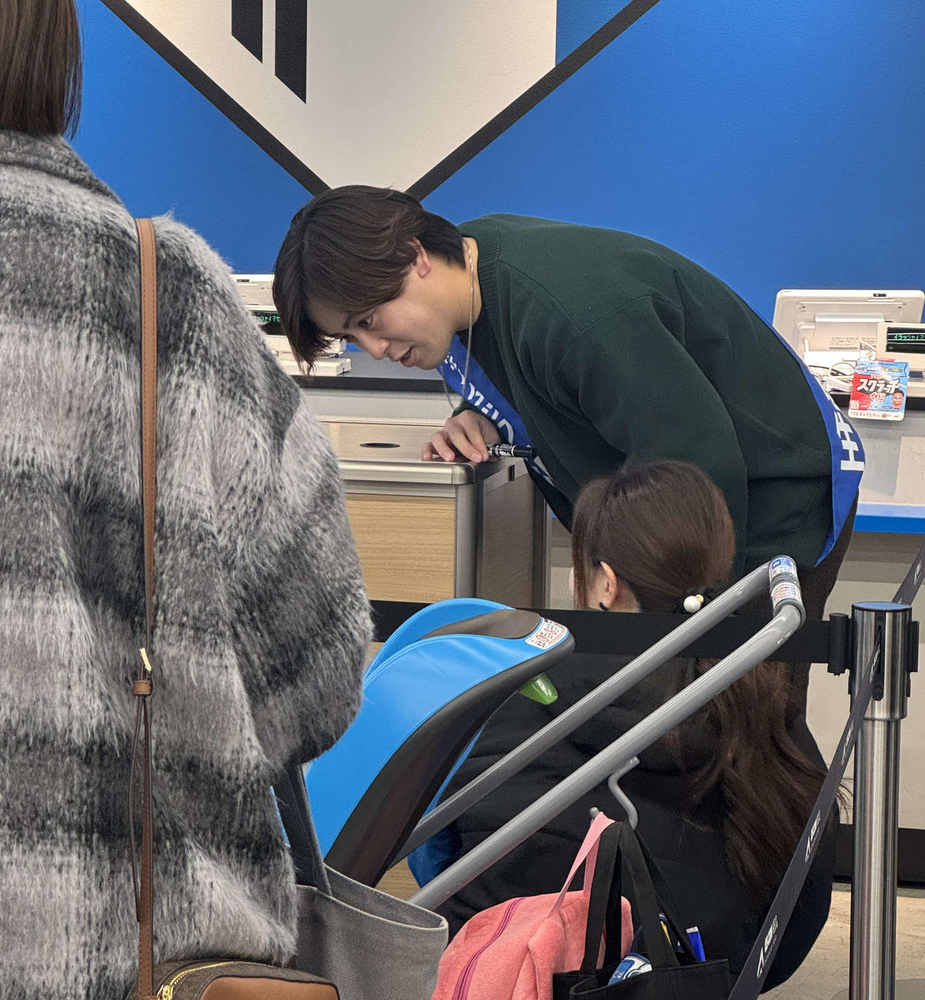エスコンフィールドにあるグッズショップで1日スタッフ体験を行った日本ハム河野（撮影・木下大輔）