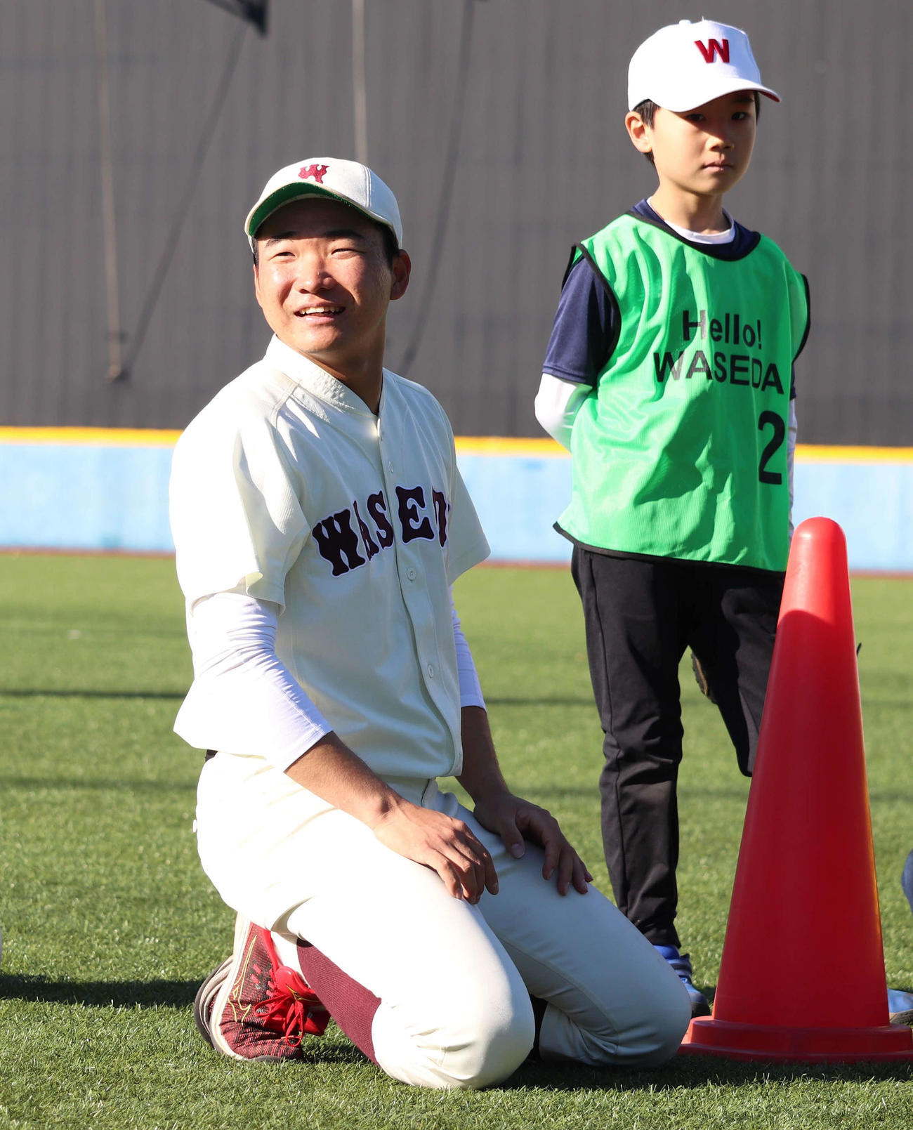 東京・東伏見の同大グラウンドで行われた「あそびパークWASEDA」で小学生と触れ合う早大・山県（左）（撮影・佐瀬百合子）