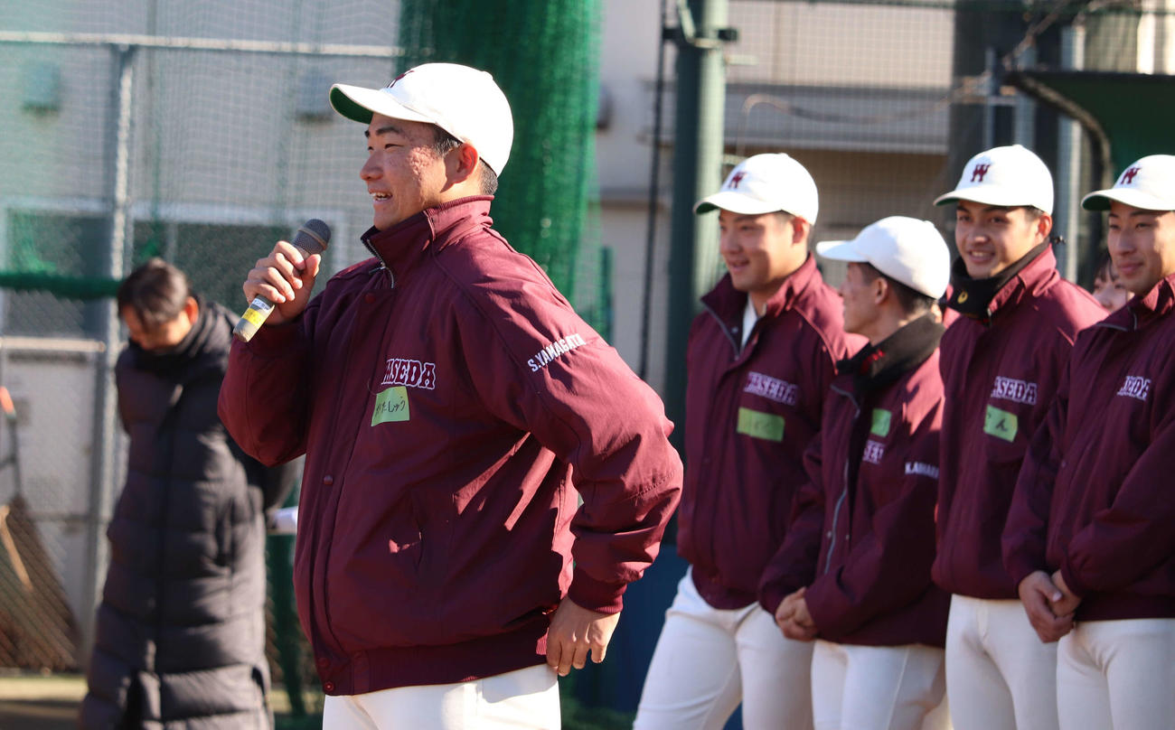 東京・東伏見の同大グラウンドで行われた「あそびパークWASEDA」の開会式であいさつする早大・山県（中央）（撮影・佐瀬百合子）