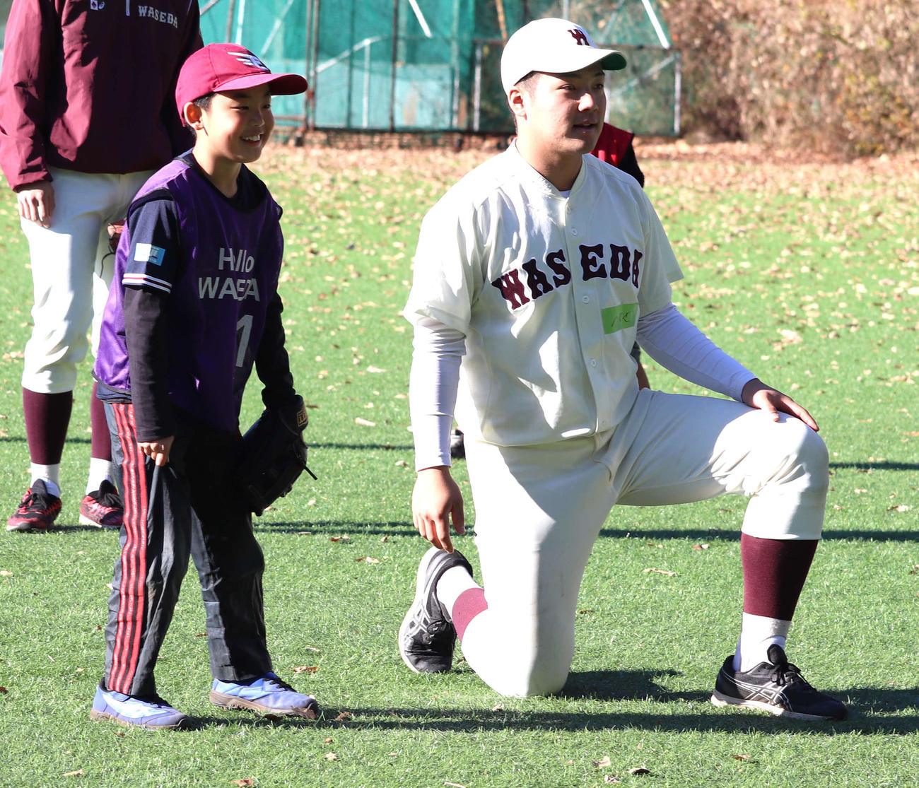 東京・東伏見の同大グラウンドで行われた「あそびパークWASEDA」で小学生と触れ合う早大・吉納（右）（撮影・佐瀬百合子）