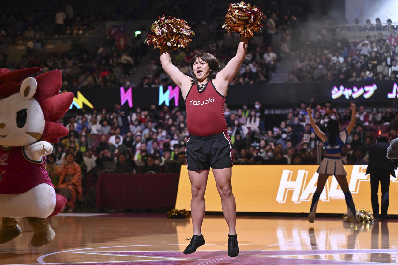 バスケットボール男子Bリーグの川崎－北海道戦を観戦し、ハーフタイムイベントで女装して踊るヤス子ことDeNA山崎（川崎ブレイブサンダース提供）