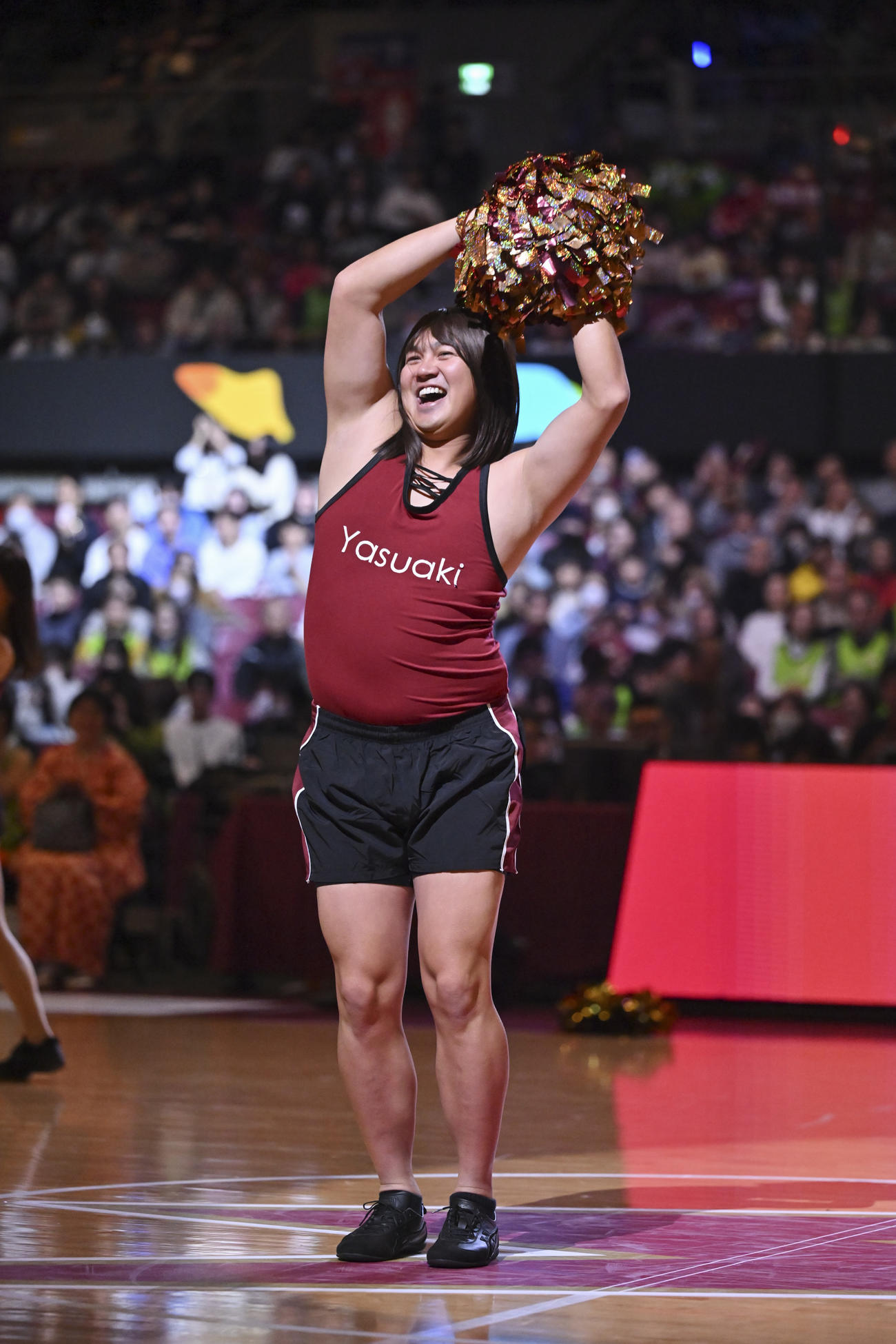 バスケットボール男子Bリーグの川崎－北海道戦を観戦し、ハーフタイムイベントで女装して踊るヤス子ことDeNA山崎（川崎ブレイブサンダース提供）