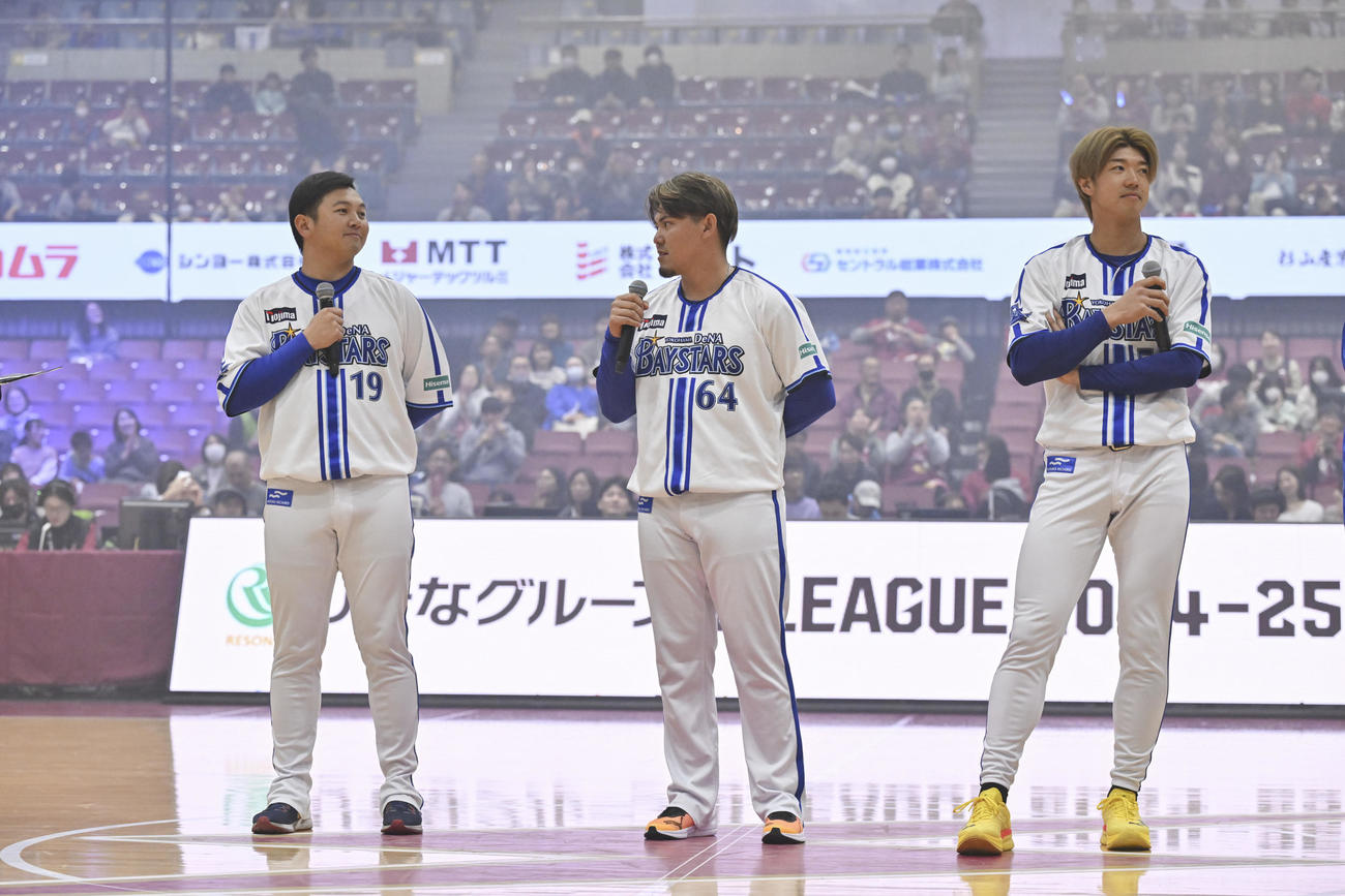 バスケットボール男子Bリーグの川崎－北海道戦を観戦した左からDeNA山崎、中川虎、梶原（川崎ブレイブサンダース提供）