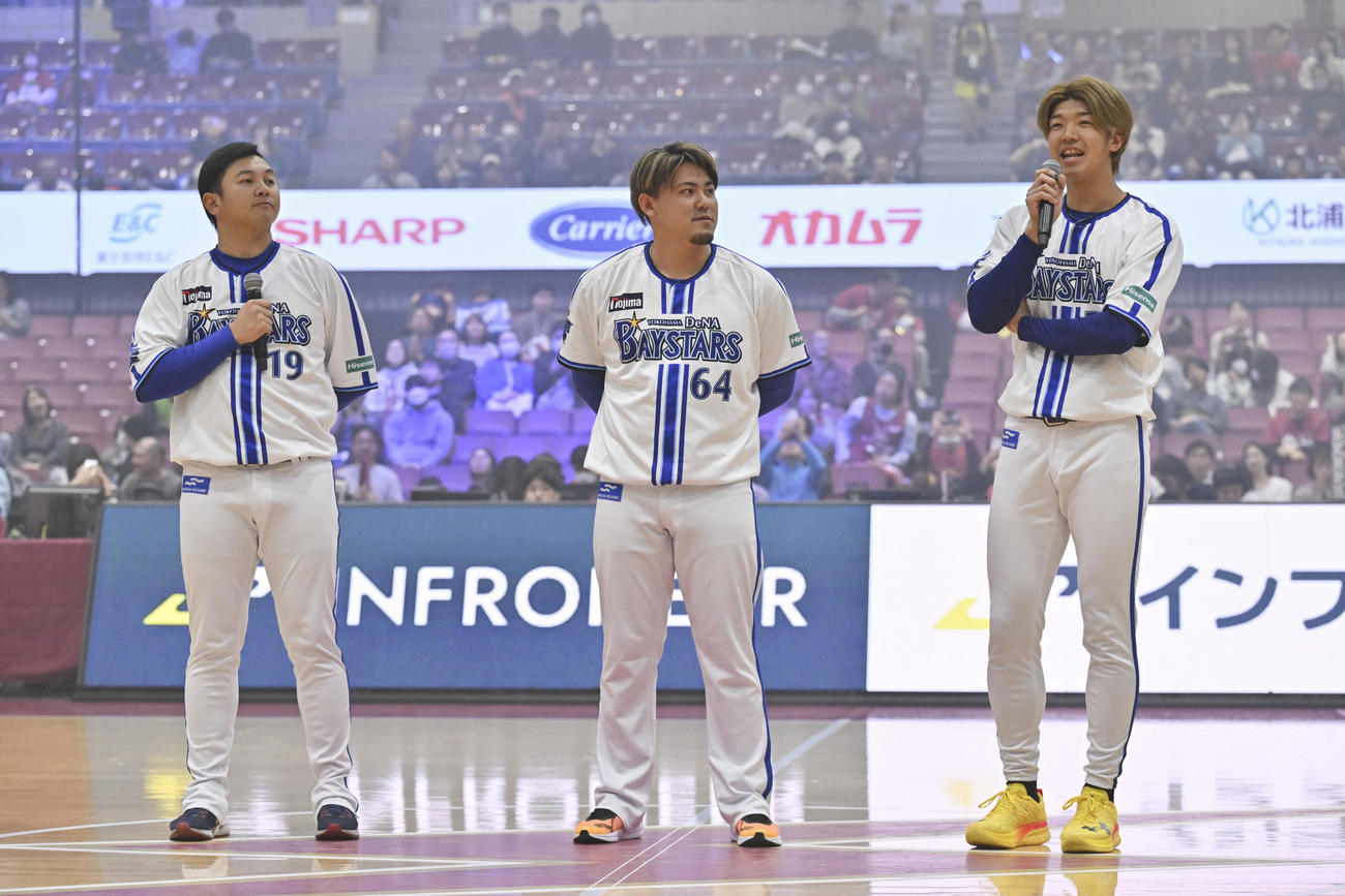 バスケットボール男子Bリーグの川崎－北海道戦を観戦した左からDeNA山崎、中川虎、梶原（川崎ブレイブサンダース提供）
